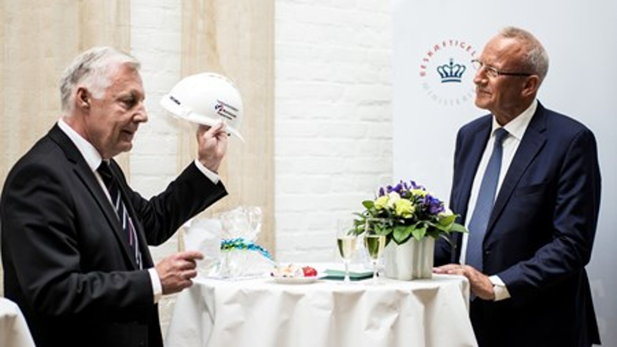 Beskæftigelsesminister Jørn Neergaard Larsen (th.)&nbsp;har ansat&nbsp;Jens Kloppenborg-Skrumsager som særlig rådgiver