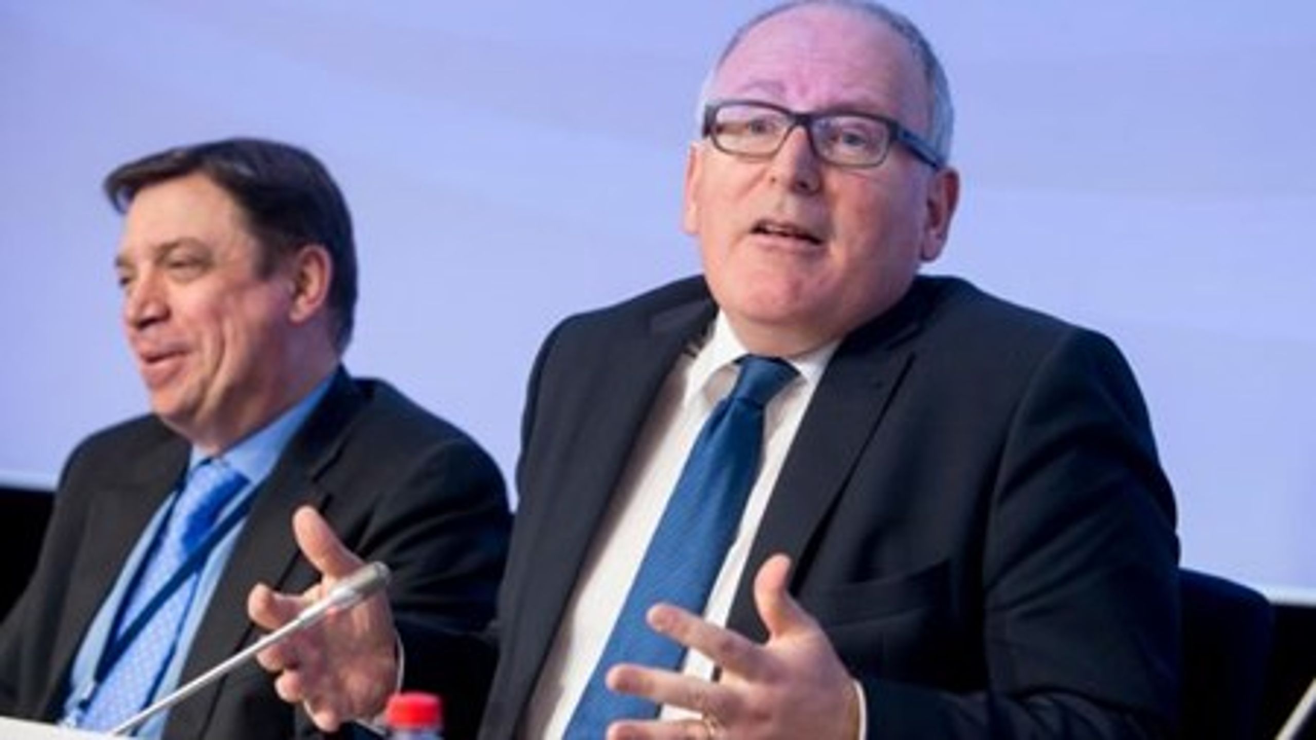 EU-Kommissionens første-næstformand Frans Timmermans har ansvaret for EU's borgerinitiativ, hvor en million europæere kan gå sammen om at få taget en sag op på EU-plan. Timmermans modtog mandag et vredt brev fra 21 initiativtagere, hvor de erklærer initiativet for grundstødt og&nbsp;beder ham reformere reglerne.