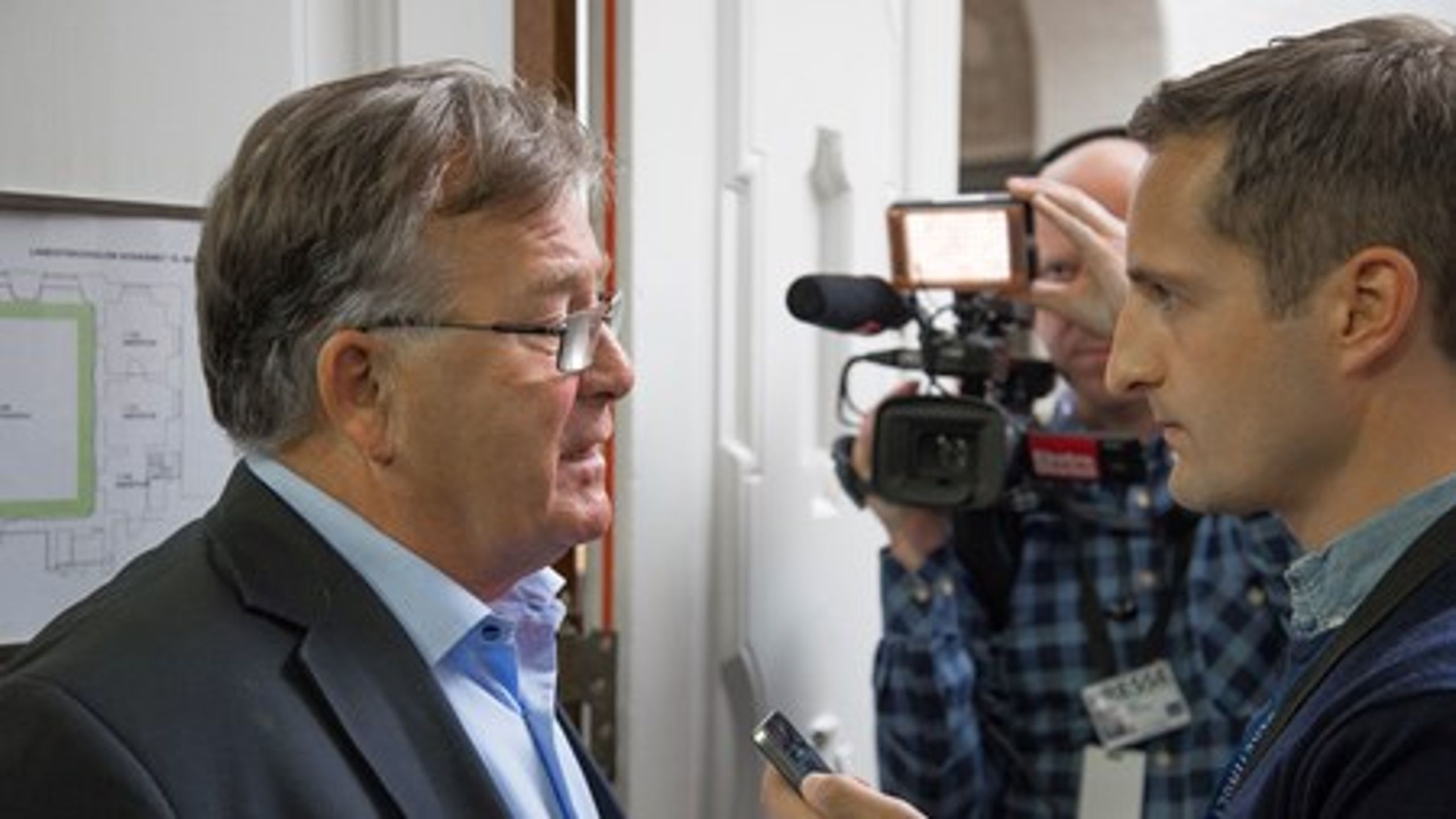 Tidligere på ugen proklamerede Dansk Folkeparti, at man stadig stod fast på sit krav om at se de øvrige bud på Dong, som Goldman Sachs købte en andel af. Nu ser finansminister Claus Hjort Frederiksen (V) ud til at indfri det ønske.<br>