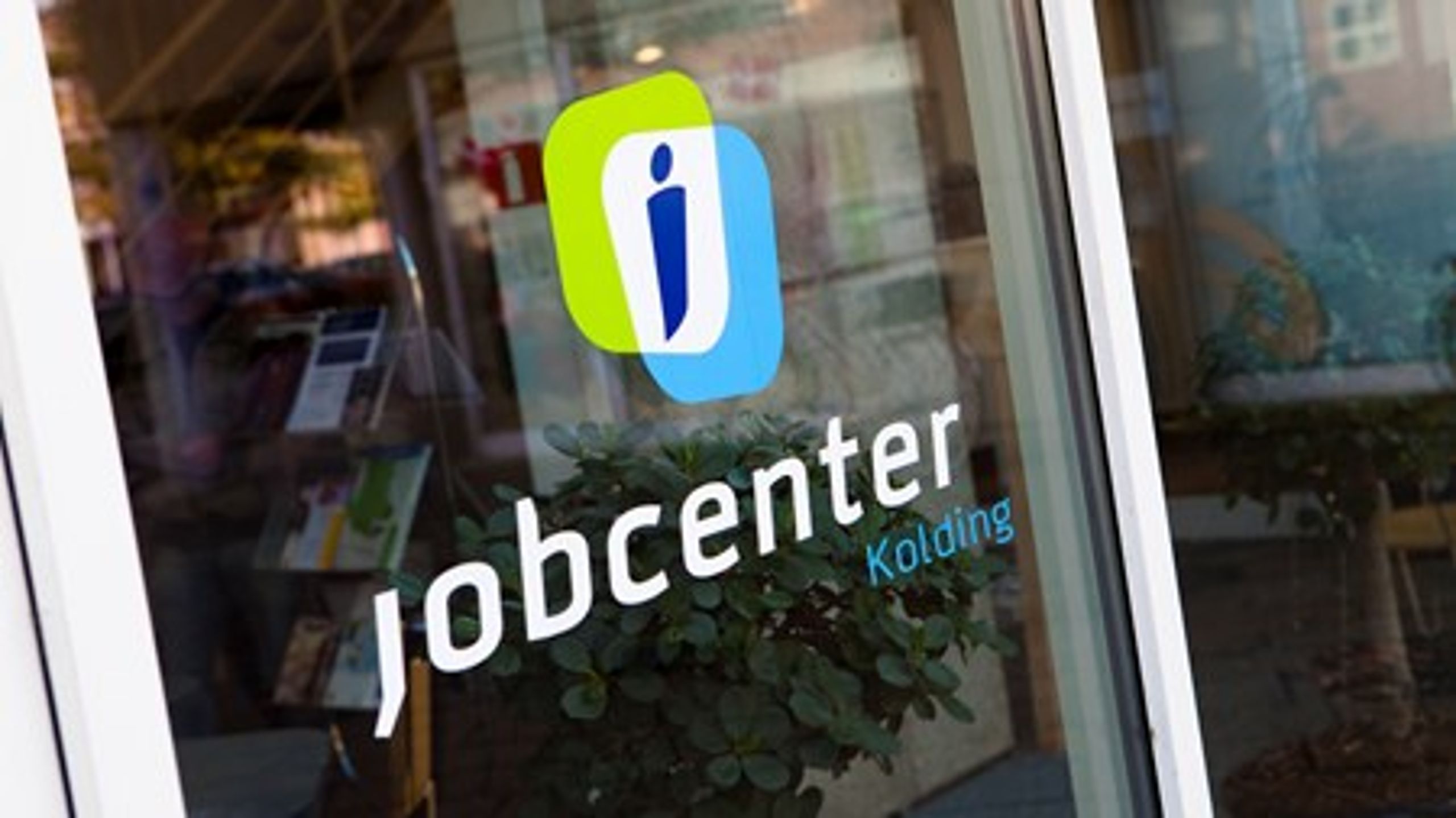 It-bøvl har siden nytår&nbsp;spændt ben for beskæftigelsesindsatsen på mange af landets jobcentre. Problemerne har også været til ulempe for ledige, mens andre er gået fri af rådighedssanktioner. Det er ministeren ikke tilfreds med.