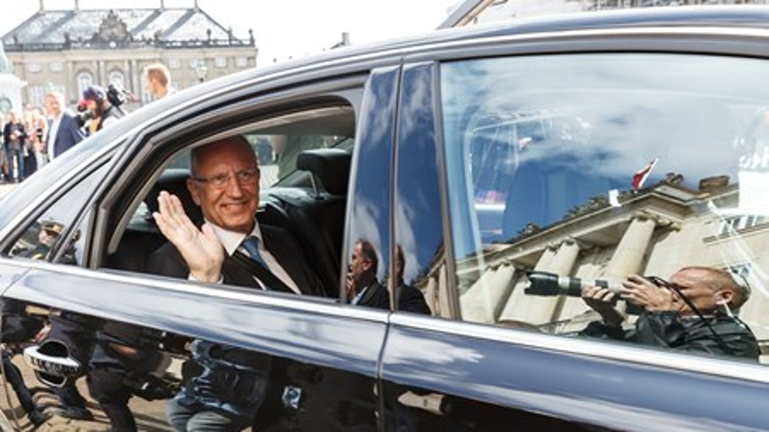 Til forskel fra sine forgængere får beskæftigelsesminister&nbsp;Jørn Neergaard Larsen (V) også ansvar for permanente overførselsindkomster som folkepension og førtidspension.