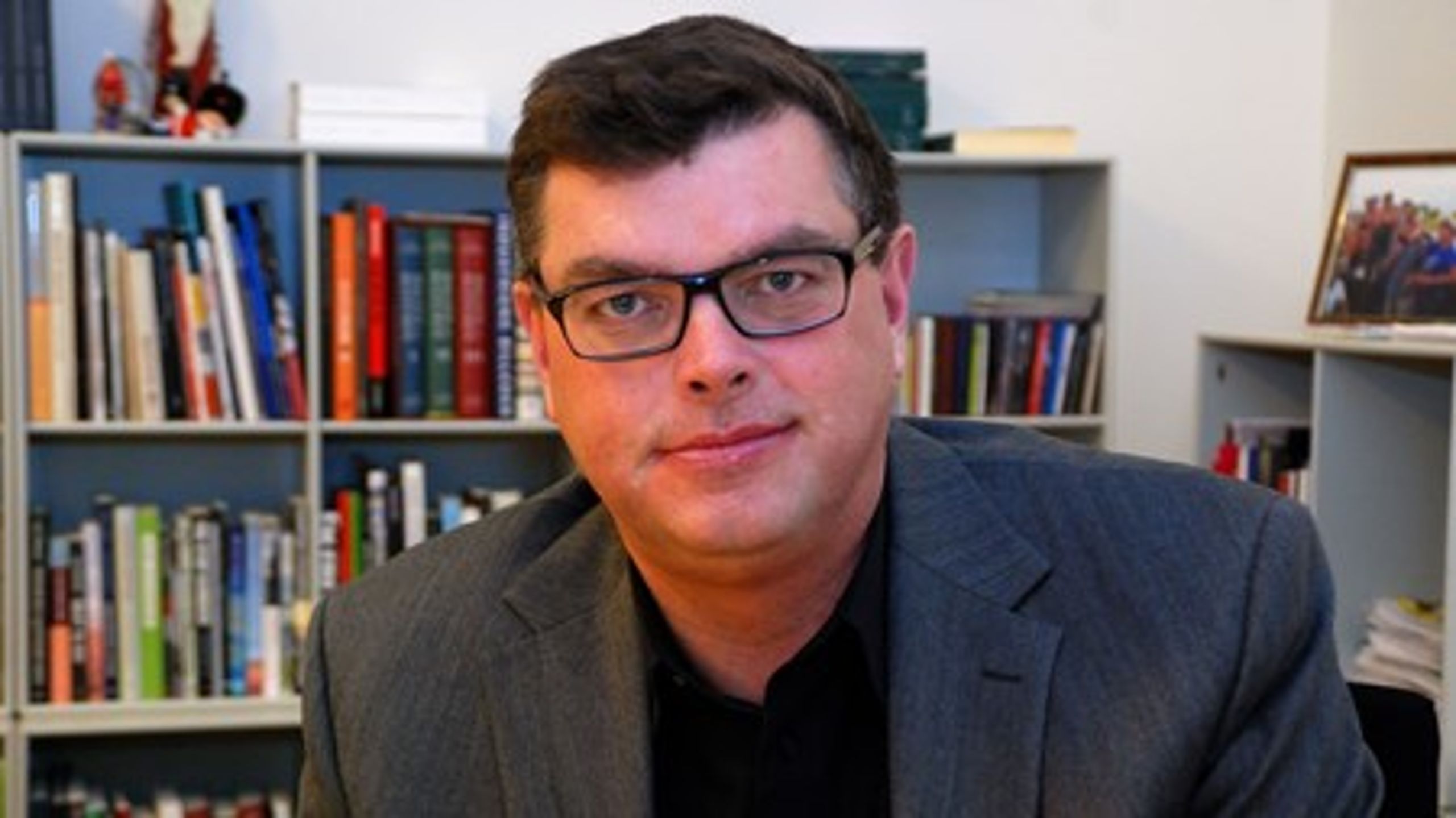 Socialdemokraterne står fast på&nbsp;sit grundlæggende synspunkt om, at Danmark skal have en stærk, offentlig public service-station, understreger Mogens Jensen.