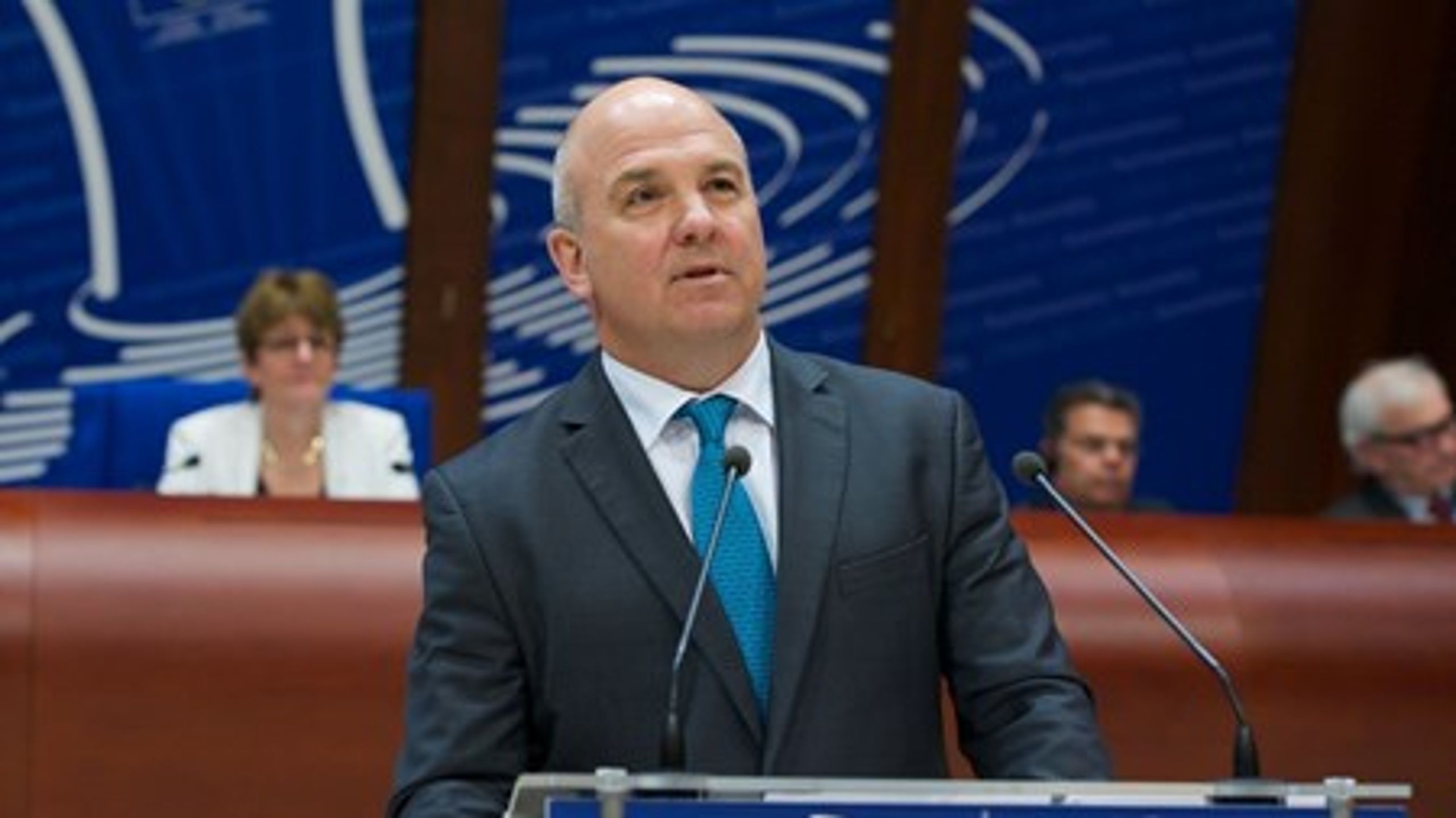 Europarådets menneskeretskommisær,&nbsp;Nils Muiznieks,&nbsp;kritiserer Danmark for at indføre lavere ydelser til flygtninge og familiesammenførte.