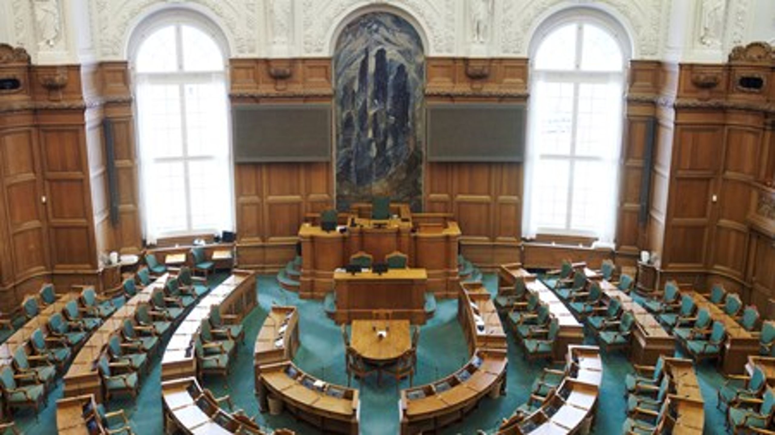 Folketingetsalen står tom i denne uge. Der er nemlig ingen lov-behandling på programmet. Officielt åbner Folketinget den første tirsdag i oktober.&nbsp;