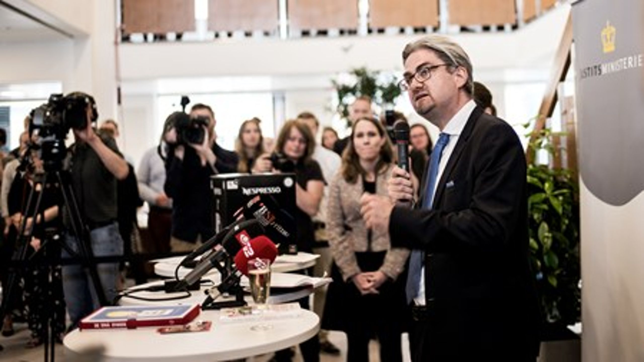 Justitsminister Søren Pind (V) mener, at minimumsstraffe vil føre til uhensigtsmæssige begrænsninger af domstolens skøn i de&nbsp;enkelte sager. Men i strid med magtens tredeling er det ikke, lyder hans vurdering.