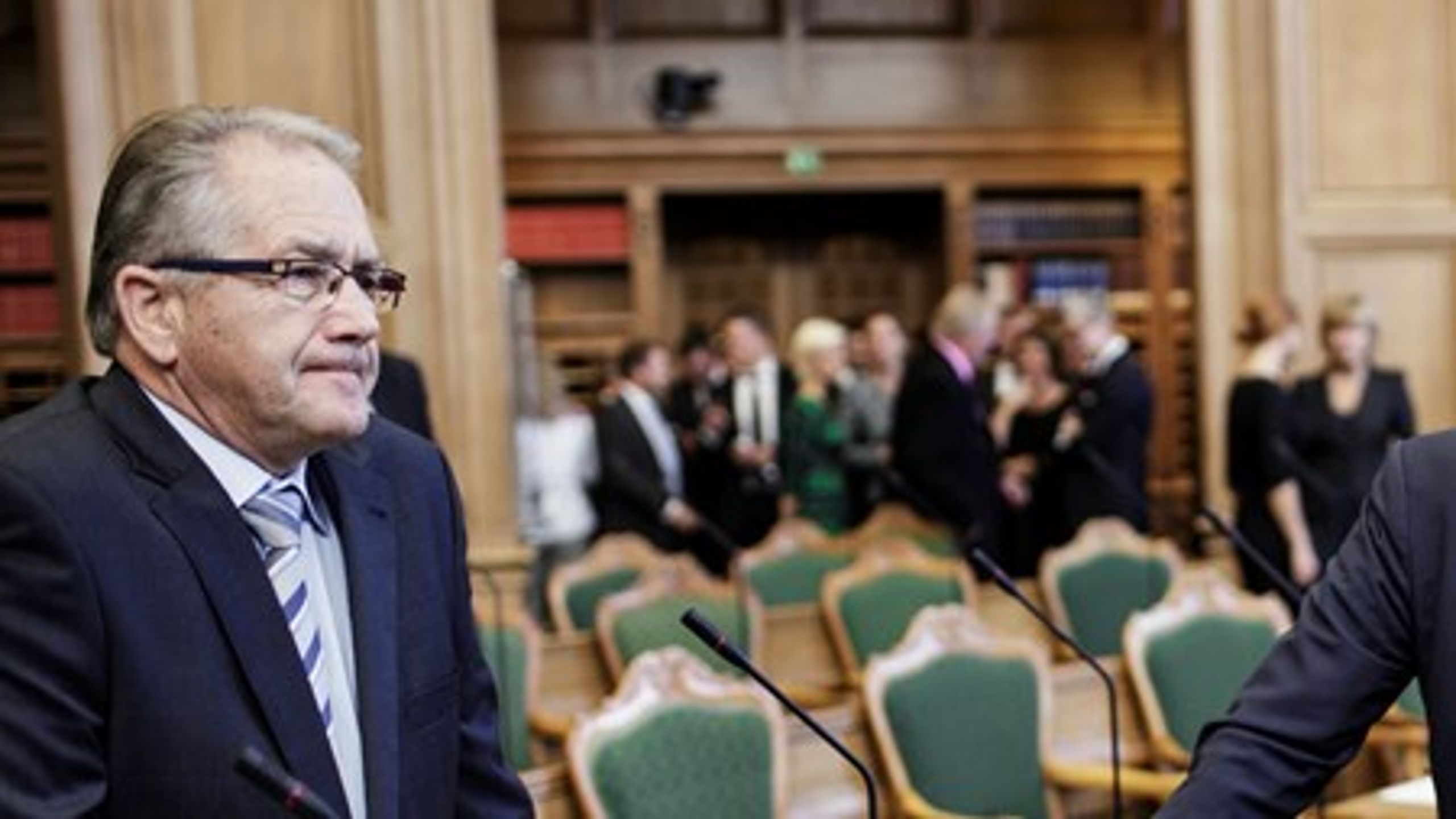 "Vi har jo haft nogle mærkelige sager i pressen," siger Leif Mikkelsen (LA), der vil presse på for en mere lempelig linje over for mennesker, som ansøger om dansk statsborgerskab.