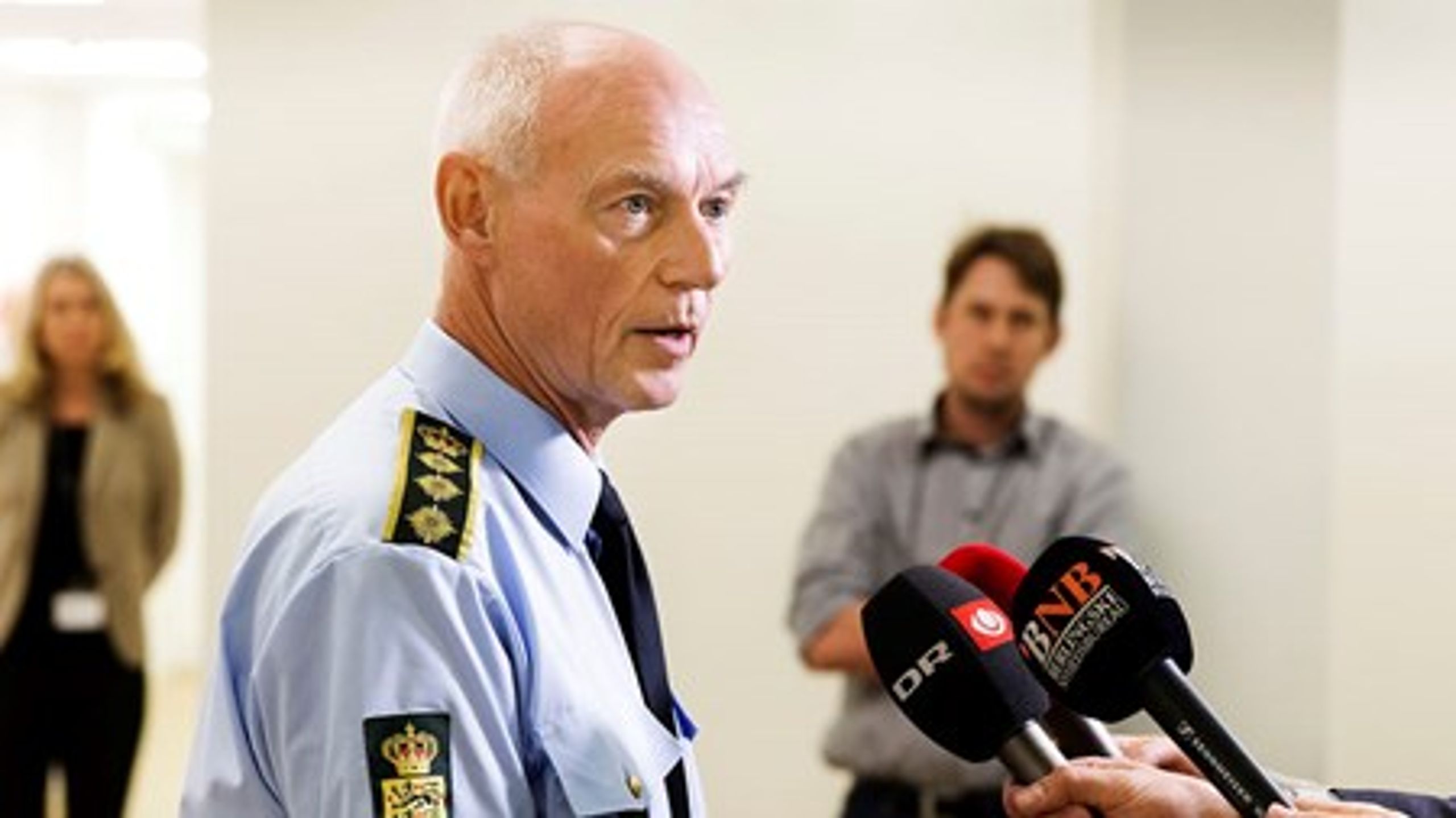 Rigspolitichef Jens Henrik Højbjerg mødte torsdag formiddag pressen. Han slog fast, at det er politiets egen beslutning at lade flygtninge og migranter, som ikke ønsker asyl i Danmark, rejse videre.&nbsp;