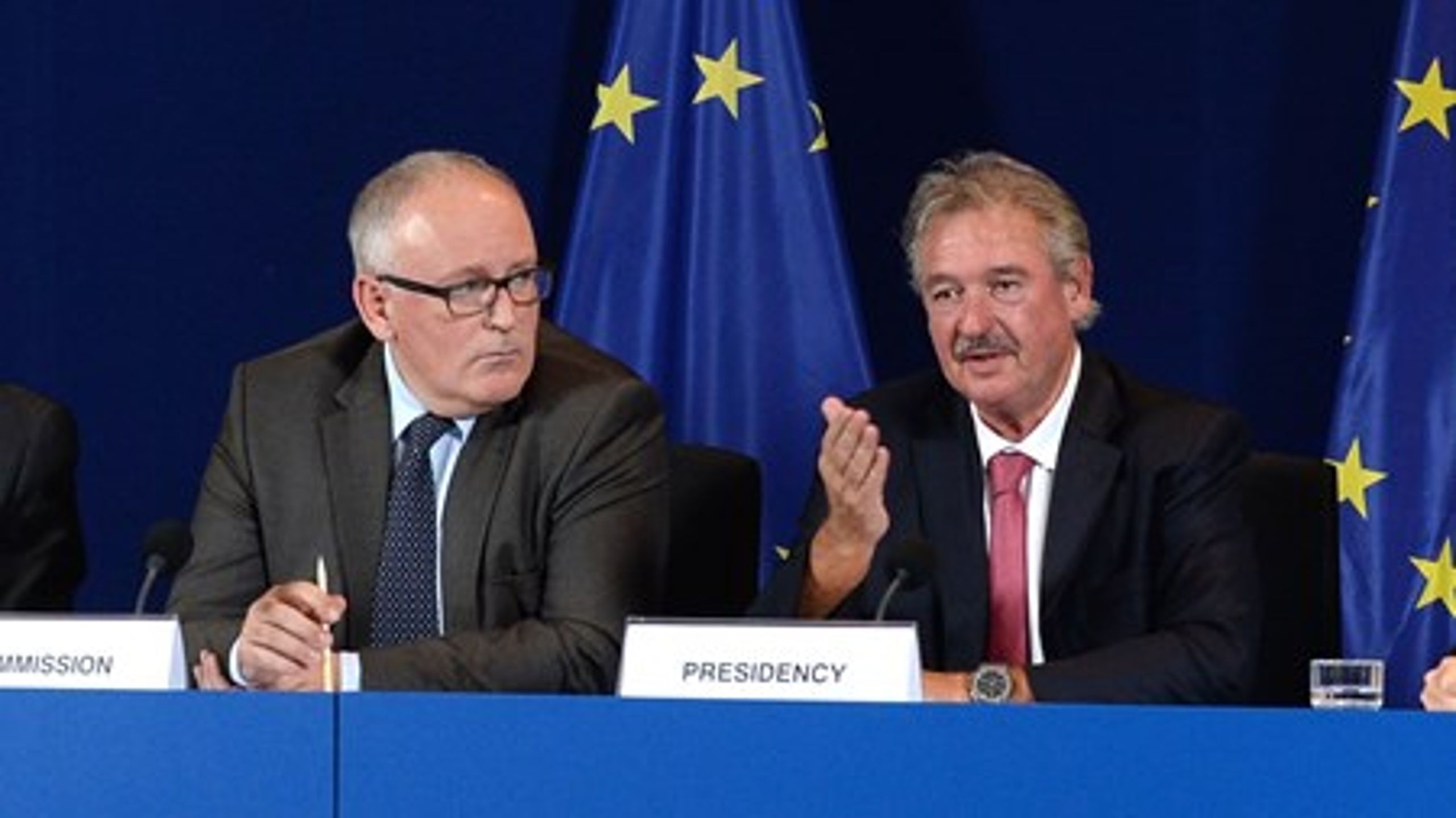 EU-Kommissionens første-næstformand Frans Timmermans (tv) og den luxembourgske asyl- og immigrationsminister&nbsp;Jean Asselborn præsenterer aftalen mellem EU-landene om at omfordele 120.000 flygtninge fra Italien og Grækenland over de næste to år.