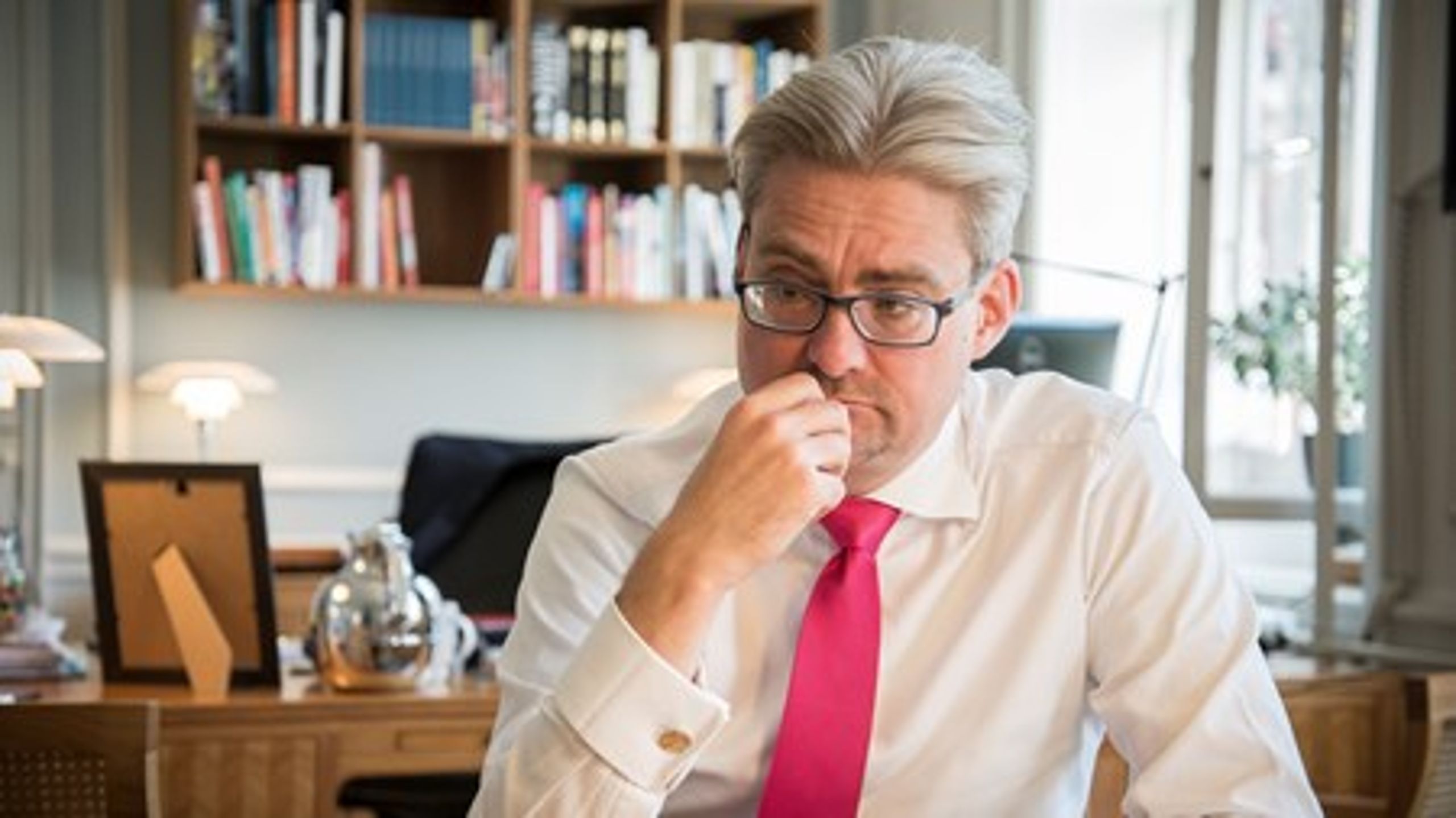 Noget at gruble over: Justitsminister Søren Pind (V) har været en af de centrale aktører i flygtningekrisen, men vælgerne er stærkt utilfredse med regeringens optræden under krisen.<br>