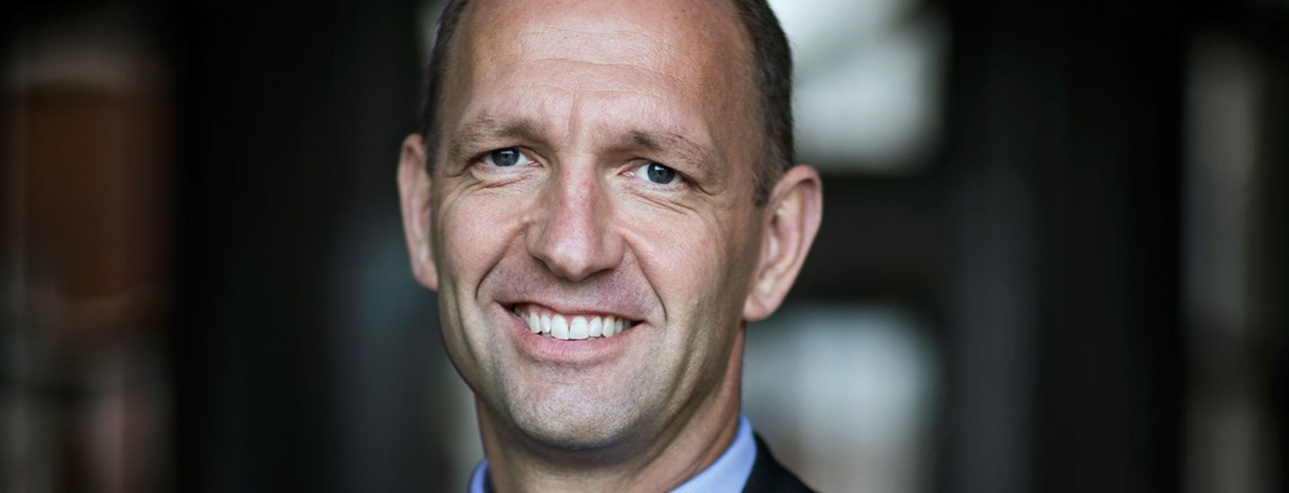 Jacob Holbraad har hidtil arbejdet bag kulisserne. Men han&nbsp;klar til at skyde med skarpt og blive skudt på, når han fra&nbsp;1. november skal være&nbsp;spydspids for 24.000 private danske virksomheder.