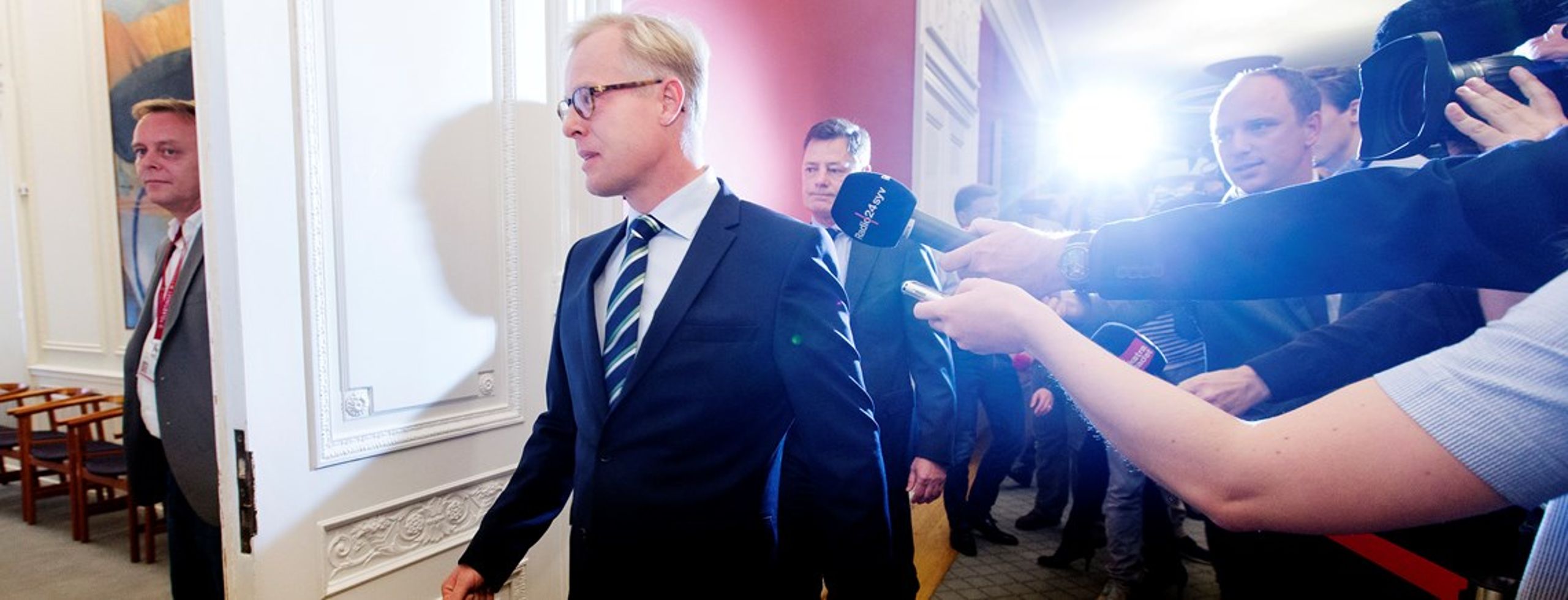 Carl Holst går. Efter måneders pres meddelte Carl Holst (V)&nbsp;tirsdag, at han trækker sig som forsvarsminister.&nbsp;