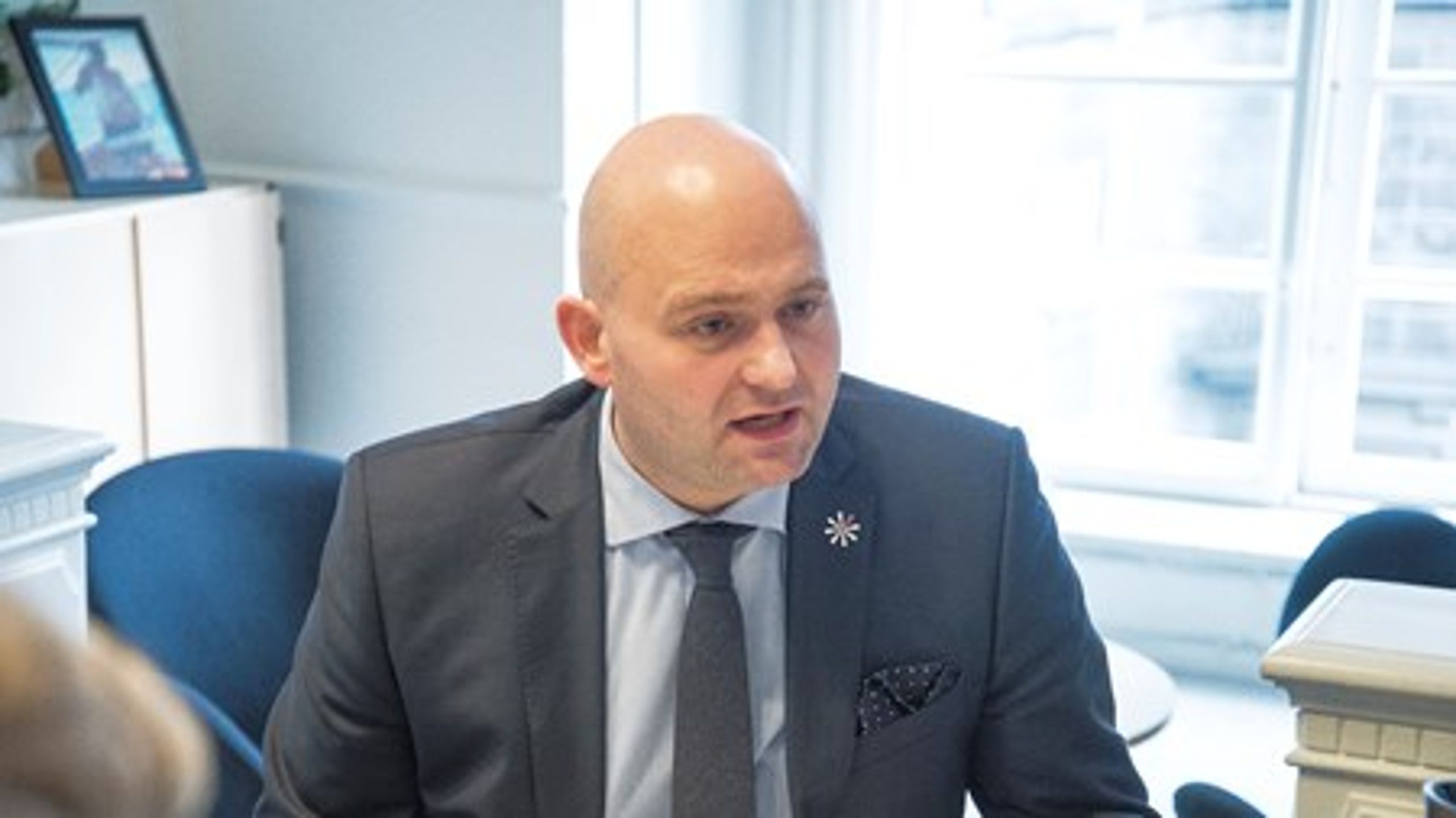 ”Man siger,&nbsp;vi håndterer krisen på ”den danske måde”, og det kan godt være, at det er nemmest for myndighederne. Men hvis alle Europas lande tænker sådan, hvor ender vi så?” spørger den konservative formand, Søren Pape Poulsen.<br>