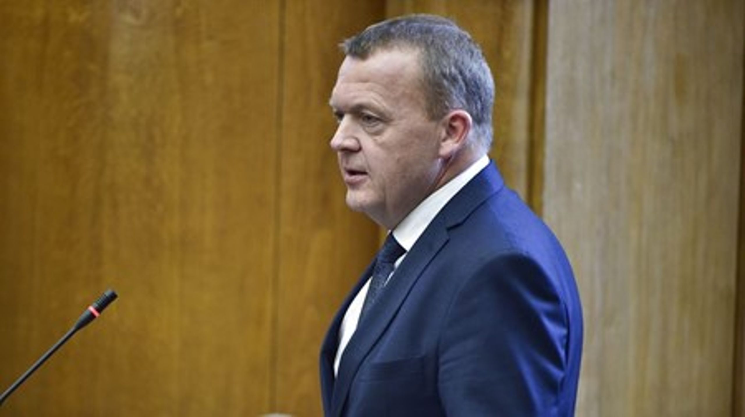 En&nbsp;Mette Frederiksen, der blev fanget i en teknisk diskussion, en lidt for rigid Pia Kjærsgaard og en Lars Løkke Rasmussen, der kom godt fra start. Sådan lyder dommen fra Altingets politiske kommentator, Erik Holstein, efter sæsonens første spørgetime.&nbsp;