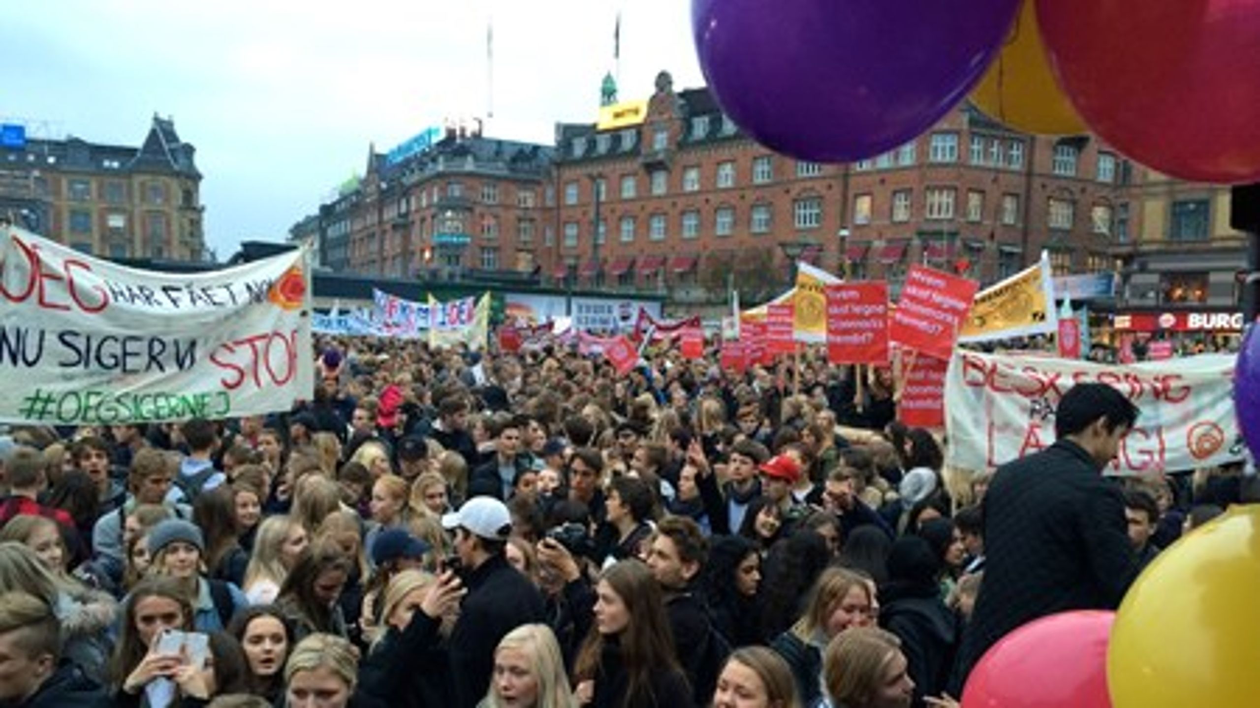 Uddannelsesalliancen skønner, at minimum 40.000 demonstranter var på gaden i København og Aarhus for at protestere mod de massive besparelser på landets uddannelser.<br>
