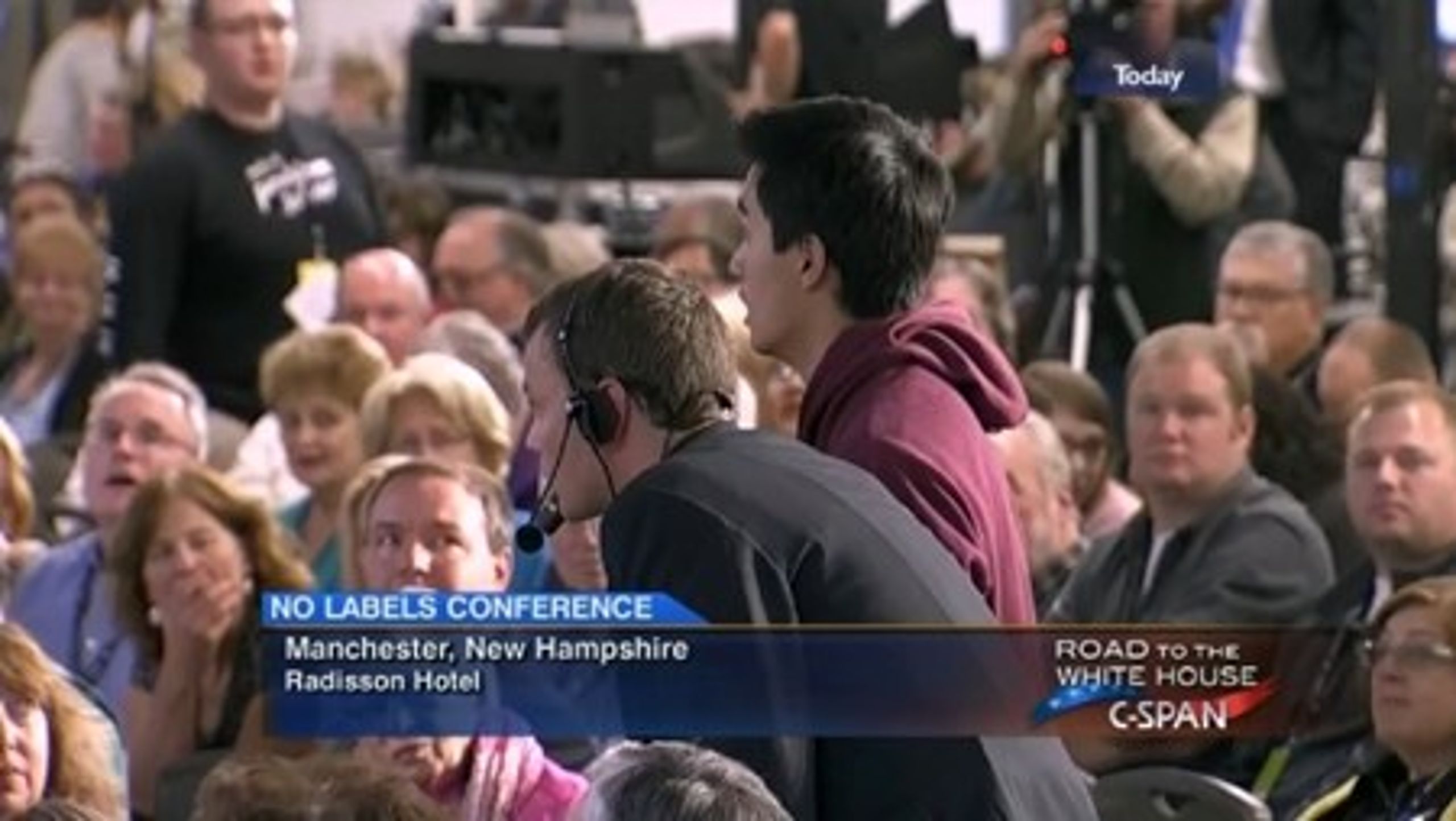 Da denne unge mand -&nbsp;Joseph Choe, en asiatisk-amerikansk universitetsstuderende fra Harvard - under et vælgermøde&nbsp;stillede Trump et spørgsmål om USA's forhold til Sydkorea, afbrød Trump ham for at spørge, om han var fra Sydkorea.&nbsp;Efterfølgende sagde en anden mødedeltager&nbsp;til Choe: "Du bliver nødt til at vise ham din fødselsattest, mand!"