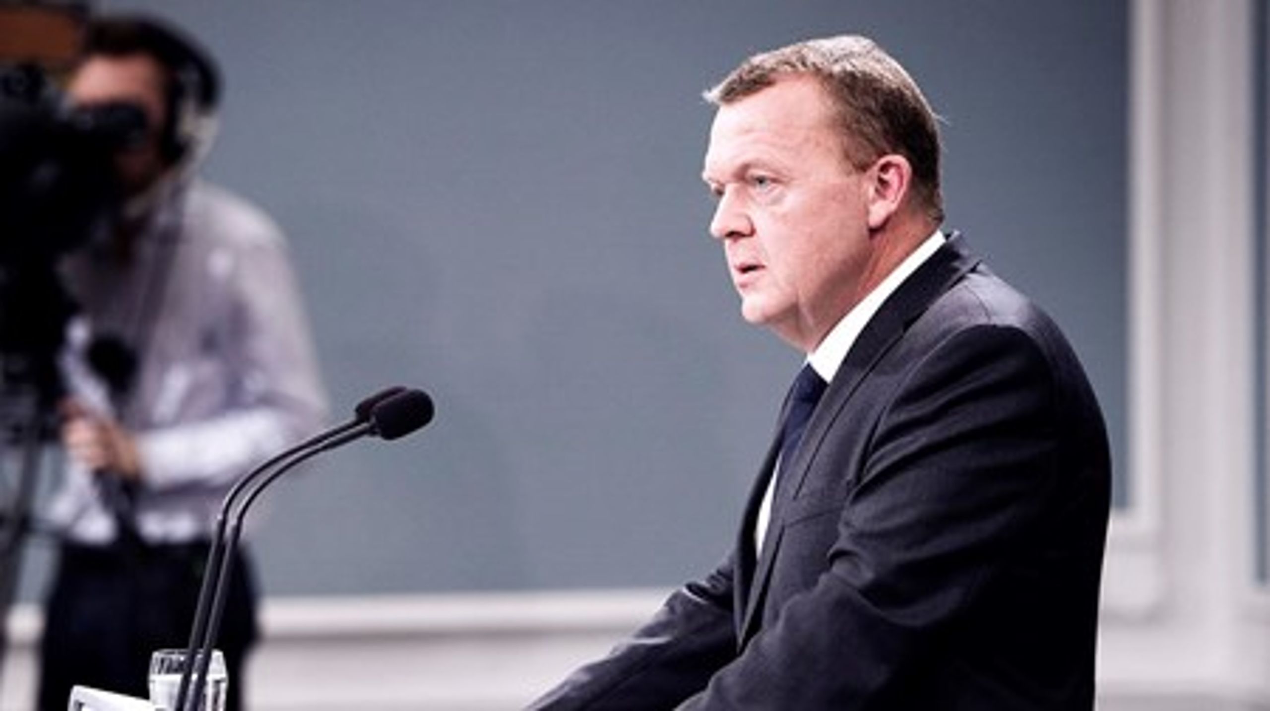 Statsminister Lars Løkke Rasmussen kalder fredagens terrorangreb i Paris år både ubeskriveligt og kynisk.&nbsp;