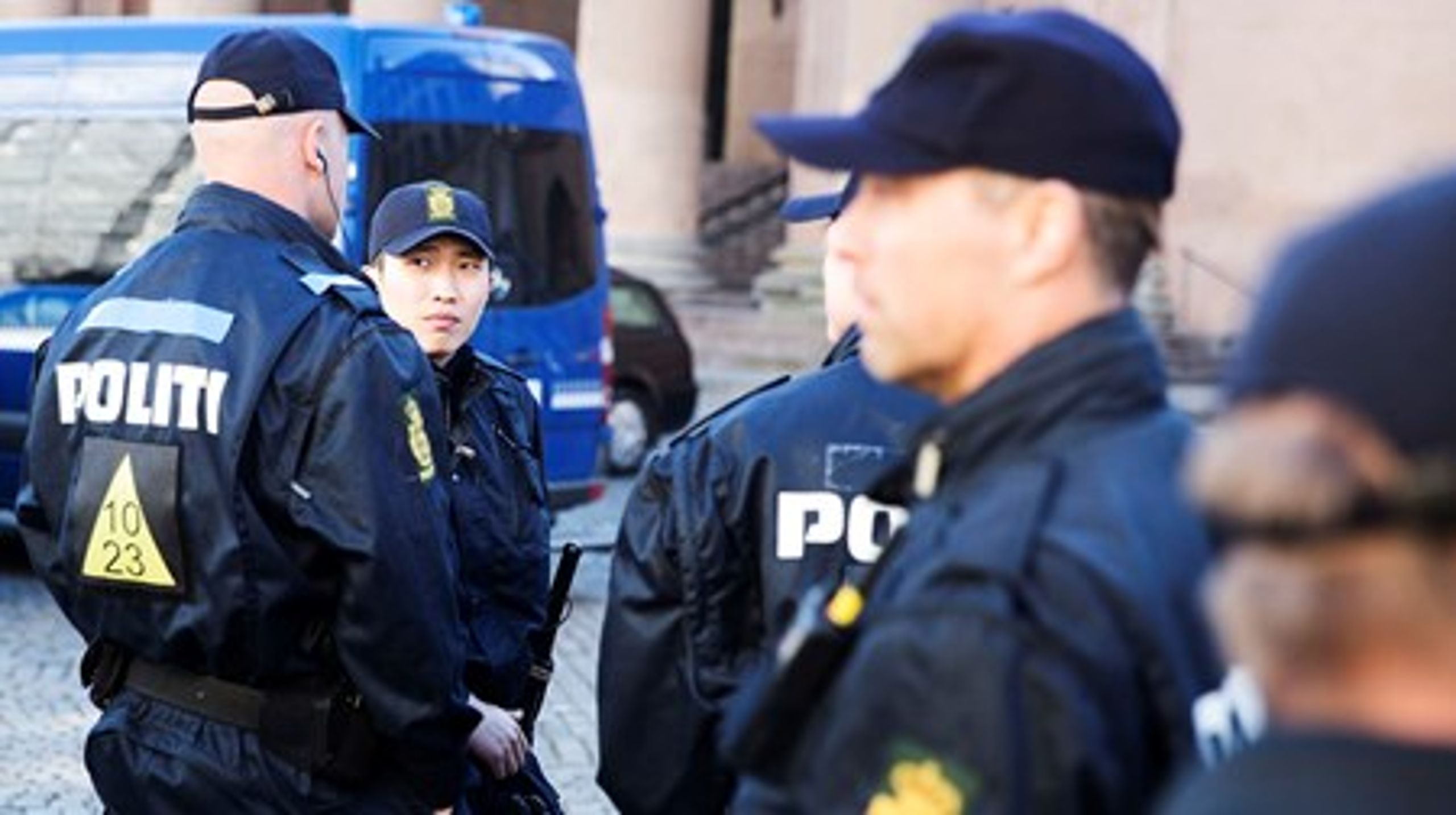 Politiet skal gøre en ekstra indsats i de udsatte boligområder de næste fire år, efter der er indgået en ny aftale om politiet.<br>