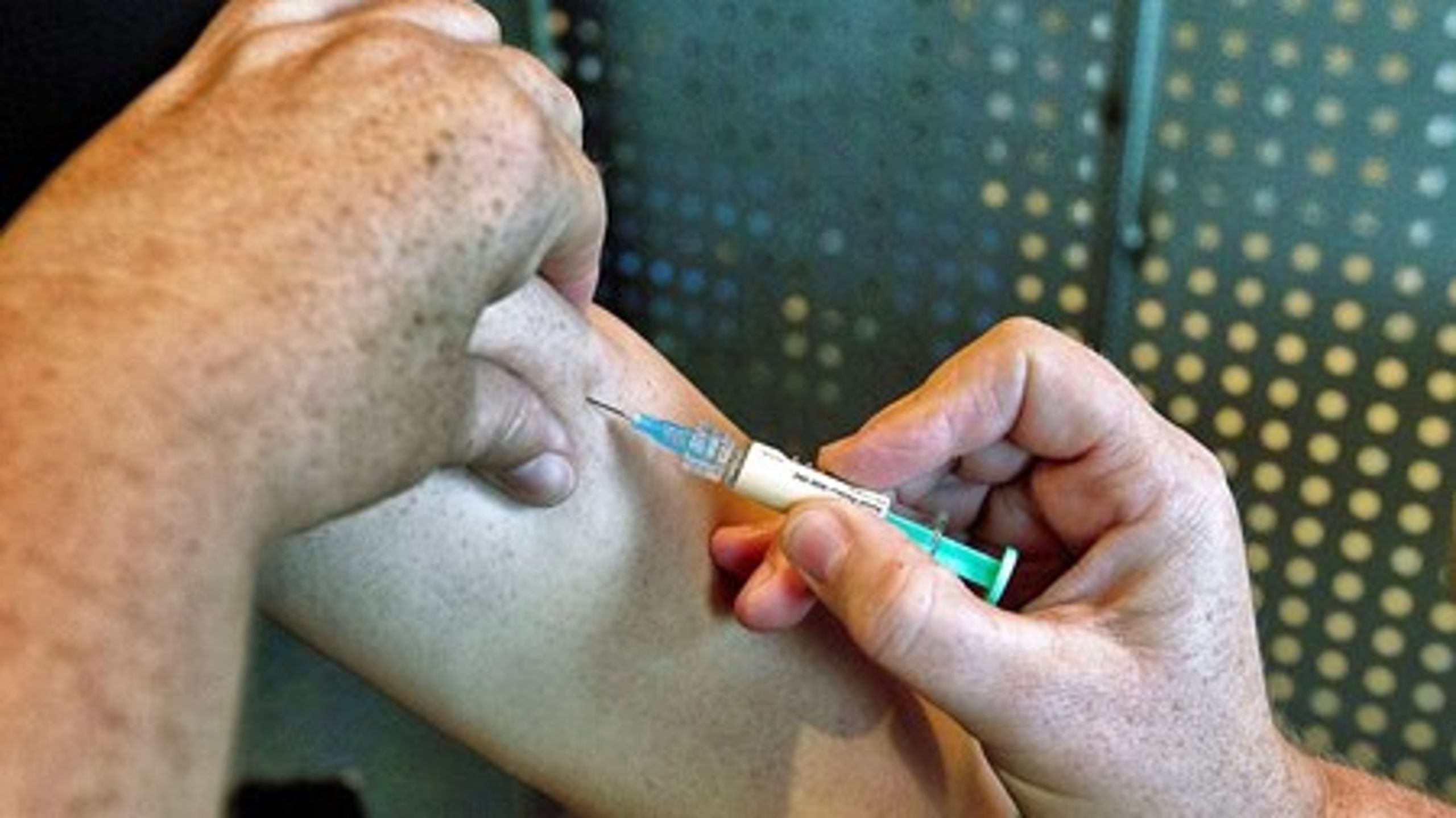 Det højeste sygefravær i 2014 finder man blandt kvinder i omsorgsjob - for eksempel hjemmeplejen. De havde&nbsp;i gennemsnit&nbsp;14,79 sygedage, mens mænd i samme branche havde 11,25 sygedage.