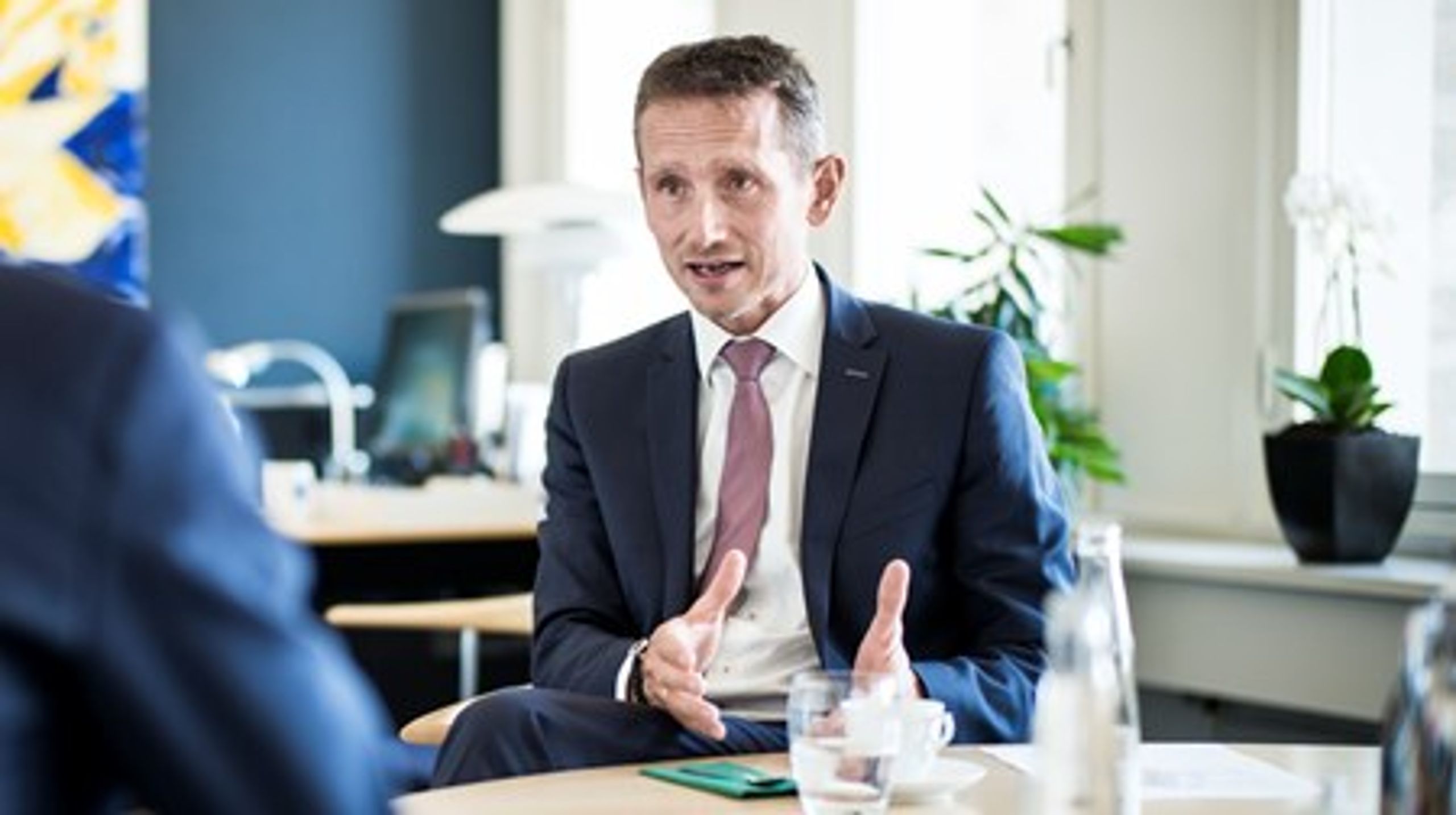 Regeringen vil spare yderligere 1,5 milliarder kroner på udviklingsbistanden.&nbsp;”Der er en akut og helt ekstraordinær situation, der kalder på en ekstraordinær løsning,” siger Kristian Jensen&nbsp;<br>