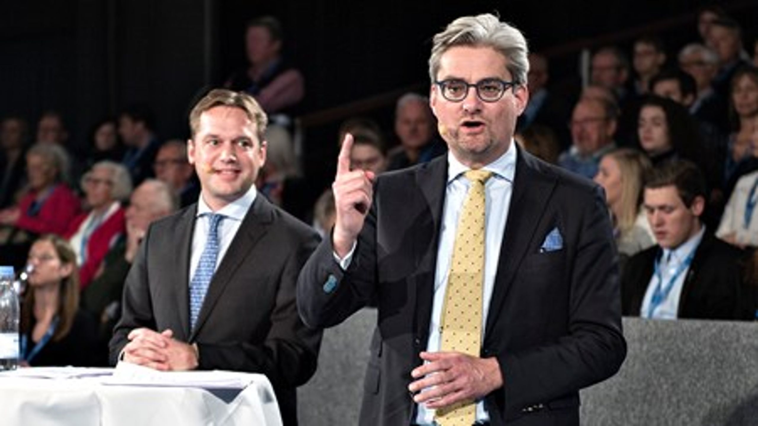 "Hvordan standser man en tidevandsbølge?" spørger justitsminister Søren Pind (V) , da han bliver bedt om et svar på, hvordan man begrænser strømmen af asylansøgere og migranter..<br>