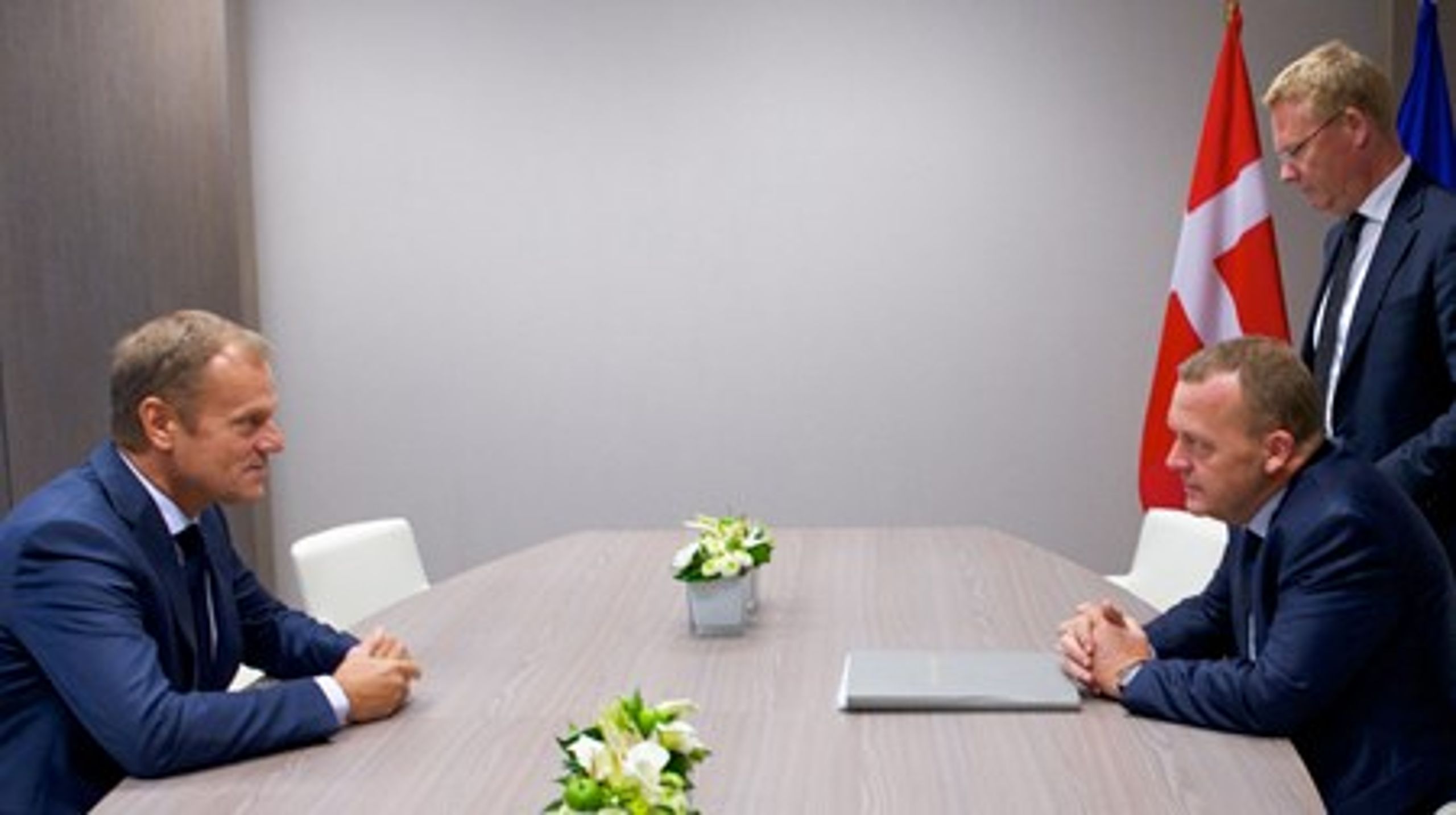 Statsminister Lars Løkke Rasmussen (t.h.) har selv fortalt&nbsp;formanden for Det Europæiske Råd, Donald Tusk, om den kommende danske folkeafstemning, som ellers ikke får meget opmærksomhed i Bruxelles.&nbsp;