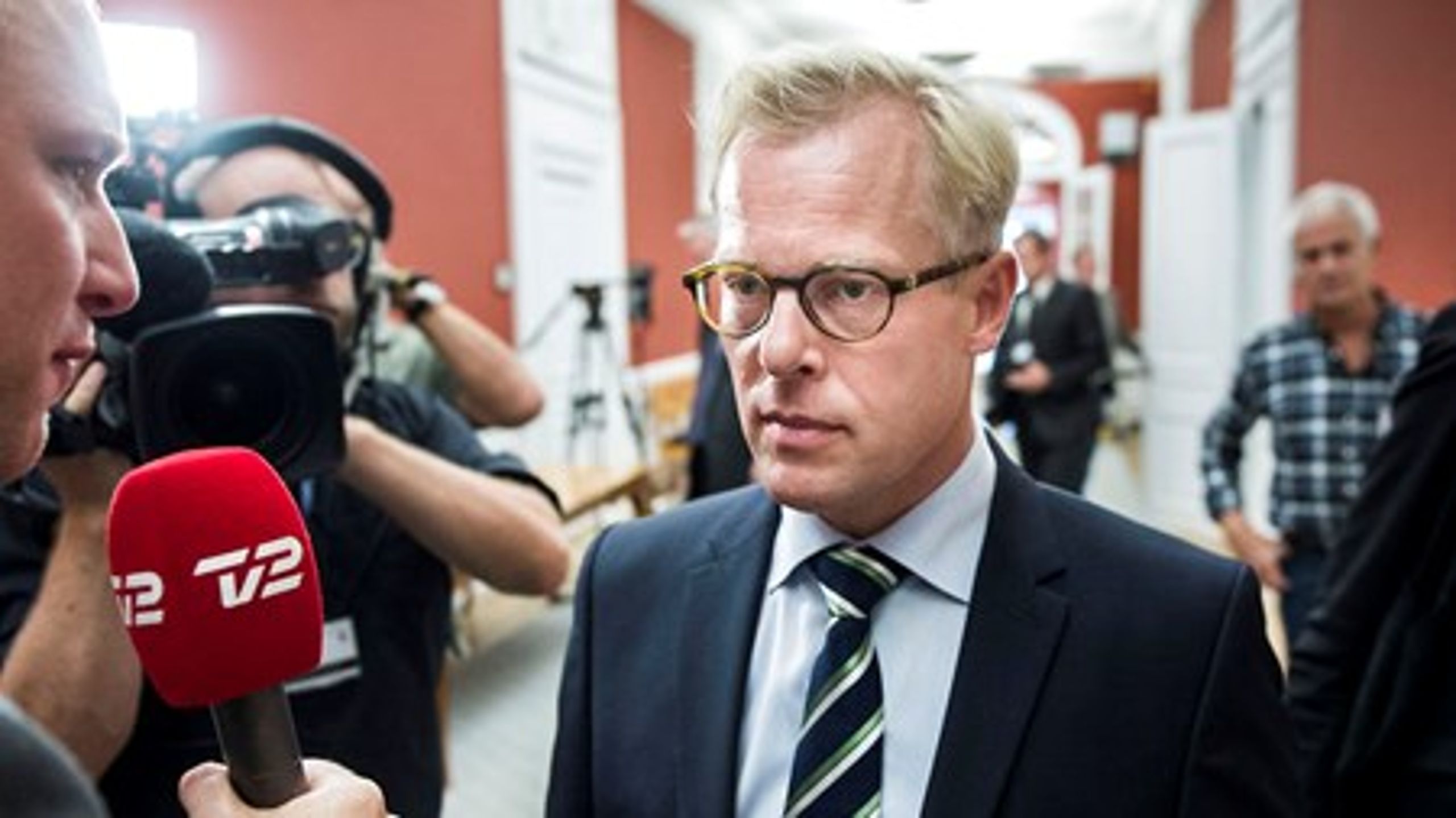 "Ingen er mere ked af denne sag end jeg," siger&nbsp;Carl Holst, der nu&nbsp;søger om orlov fra Folketinget.