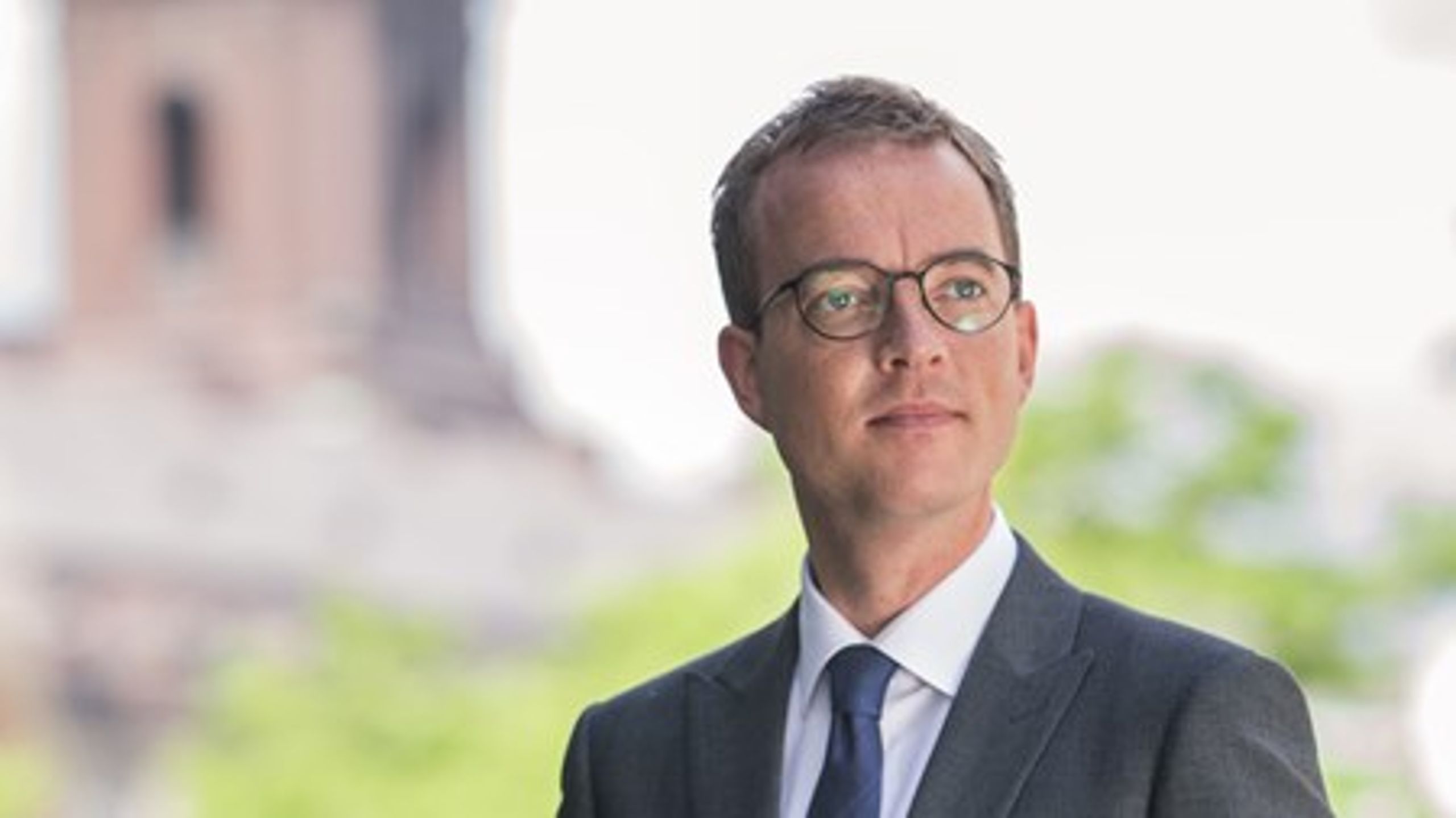 Uddannelses- og forskningsminister Esben Lunde Larsen (V) må vente en tid endnu på den endelige vurdering af hans ph.d.-afhandling. Den skal nu behandles i Københavns Universitets praksisudvalg. <br>