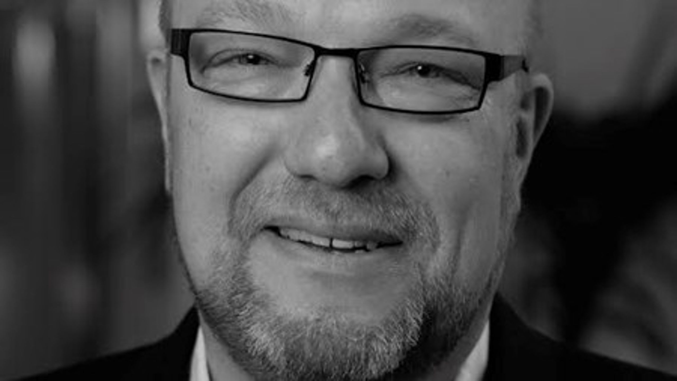 Fængselsforbundets formand, Kim Østerbye, er stærkt utilfreds med regeringens håndtering af beslutningen om at inddrage fængsler til husning af frihedsberøvede asylansøgere.