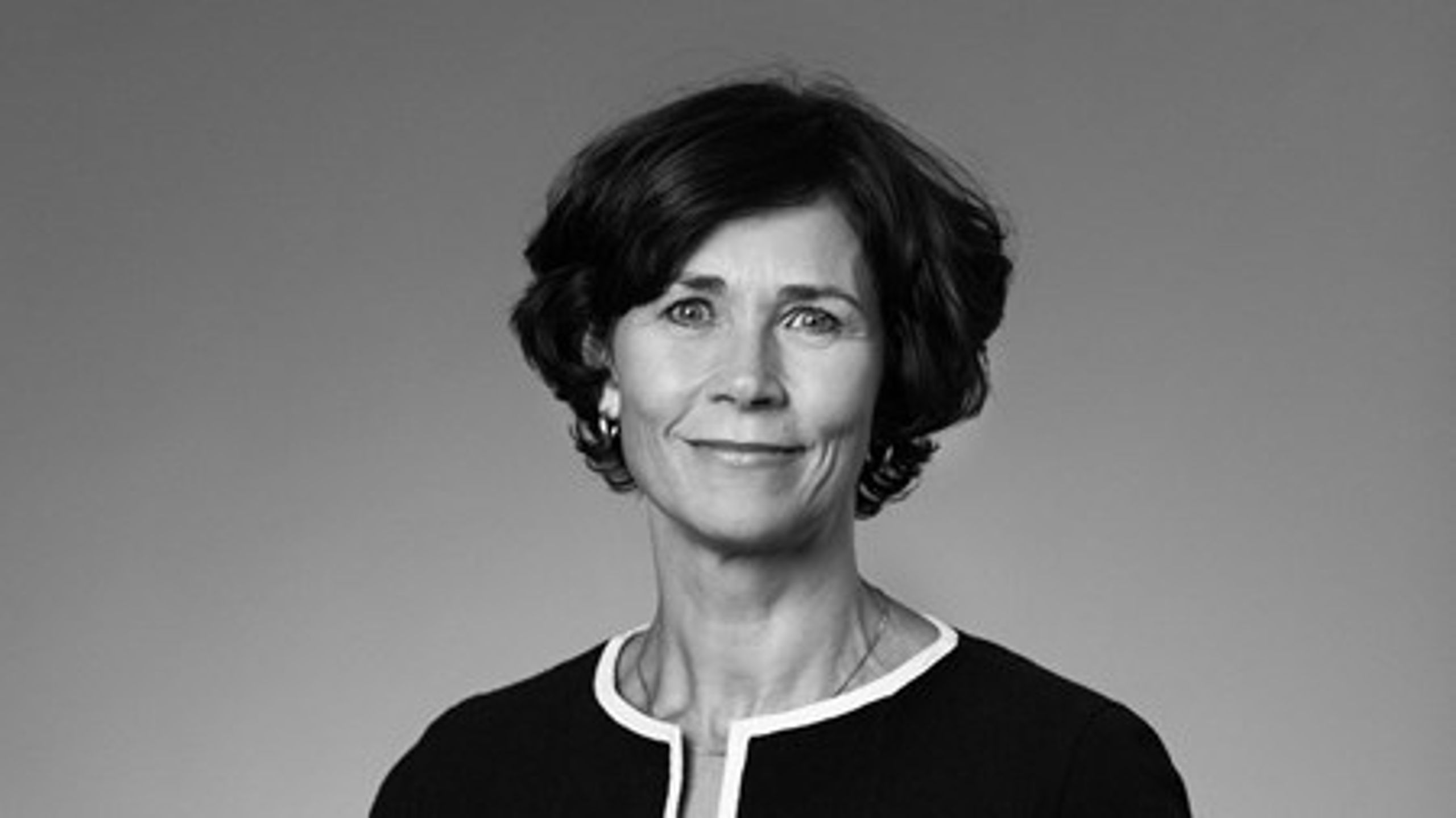 <b>Blå bog<br><br></b><b>Agnete Gersing</b><br><ul><li>Født i København 1963</li><li>Cand.polit. fra Københavns Universitet 1991</li><li>Gift med Anders Kronborg</li><li>2 børn</li></ul><br>Agnete Gersings far, Jørgen Gersing, var departementchef i Statsministeriet i 1970'erne og senere højesteretsdommer.<br><br><br><b>Erfaring </b><br><ul><li>Direktør, Konkurrence- og Forbrugerstyrelsen, 2006-2015</li><li>Departementsråd, Statsministeriet siden 1. september 2005 Ansvarsområder: Leder af sekretariatet for Ministerudvalget for Danmark i den globale økonomi (Globaliseringsrådets arbejde). Trepartsdrøftelser om voksen- og efteruddannelse (formand for Trepartsudvalget om livslang uddannelse og opkvalificering for alle på arbejdsmarkedet)</li><li>Afdelingschef, Finansministeriet 2000-05 Primære ansvarsområder: kommuner og amter, herunder ansvar for årlige forhandlinger om den kommunale økonomi og for arbejdet med strukturreformen, arbejdsmarkedspoliti, sundhedspolitik, socialpolitik, voksen- og efteruddannelse, globalisering, budgetredegørelse</li><li>Direktør, Statens Jordbrugs- og Fiskeriøkonomiske Institut 1999-2000 (sektorforskningsinstitut under Fødevareministeriet, nu Fødevareøkonomiske Institut under KVL)</li><li>Kontorchef, Finansministeriet 1997-99. Ansvarsområde: uddannelse, forskning, sundhed</li><li>Chefkonsulent, Finansministeriet 1996-97. Ansvarsområder: Makroøkonomi, lønudvikling, arbejdsmarked, sundhed</li><li>Specialkonsulent, Finansministeriet, 1994-96. Ansvarsområder: makroøkonomi, lønudvikling, arbejdsmarked</li><li>Direktionsfuldmægtig, Dansk Arbejdsgiverforening, 1992-94. Primære ansvarsområder: direktion og formandskab</li><li>Fuldmægtig, Økonomiministeriet, 1991-92. Ansvarsområder: Boligøkonomi og investeringer</li></ul><br><b>Andre hverv</b><br><ul><li>Formand for udvalg om dansk udbudslovgivning 2013-2014</li><li>Medlem af produktivitetskommissionen</li><li>Formandskab for en række udvalg og arbejdsgrupper, herunder: Udvalg om børn, unge og markedsføring, Trepartsudvalget om livslang uddannelse og opkvalificering for alle på arbejdsmarkedet, udvalget om den kommunale økonomi frem til 2010, udvalget om kommunale råd og nævn, udvalget om senere og mere gradvis tilbagetrækning, udvalg om pensionisters økonomiske vilkår m.fl.</li><li>Medlem af AKF’s bestyrelse 2001-2006</li><li>Medlem af Strukturkommissionen 2002-04</li><li>Formand for OECD’s Network om Fiscal Relations across Levels of Government 2004-05</li><li>Medlem af bestyrelsen for Nationaløkonomisk Forening 2000-05</li><li>Medlem af bestyrelsen for Forskningscenter Risø 2000-02</li><li>Medlem af SEDIRK’s bestyrelse 1999-2000</li><li>Guldmedalje ved Københavns Universitet, 1992</li></ul><br>