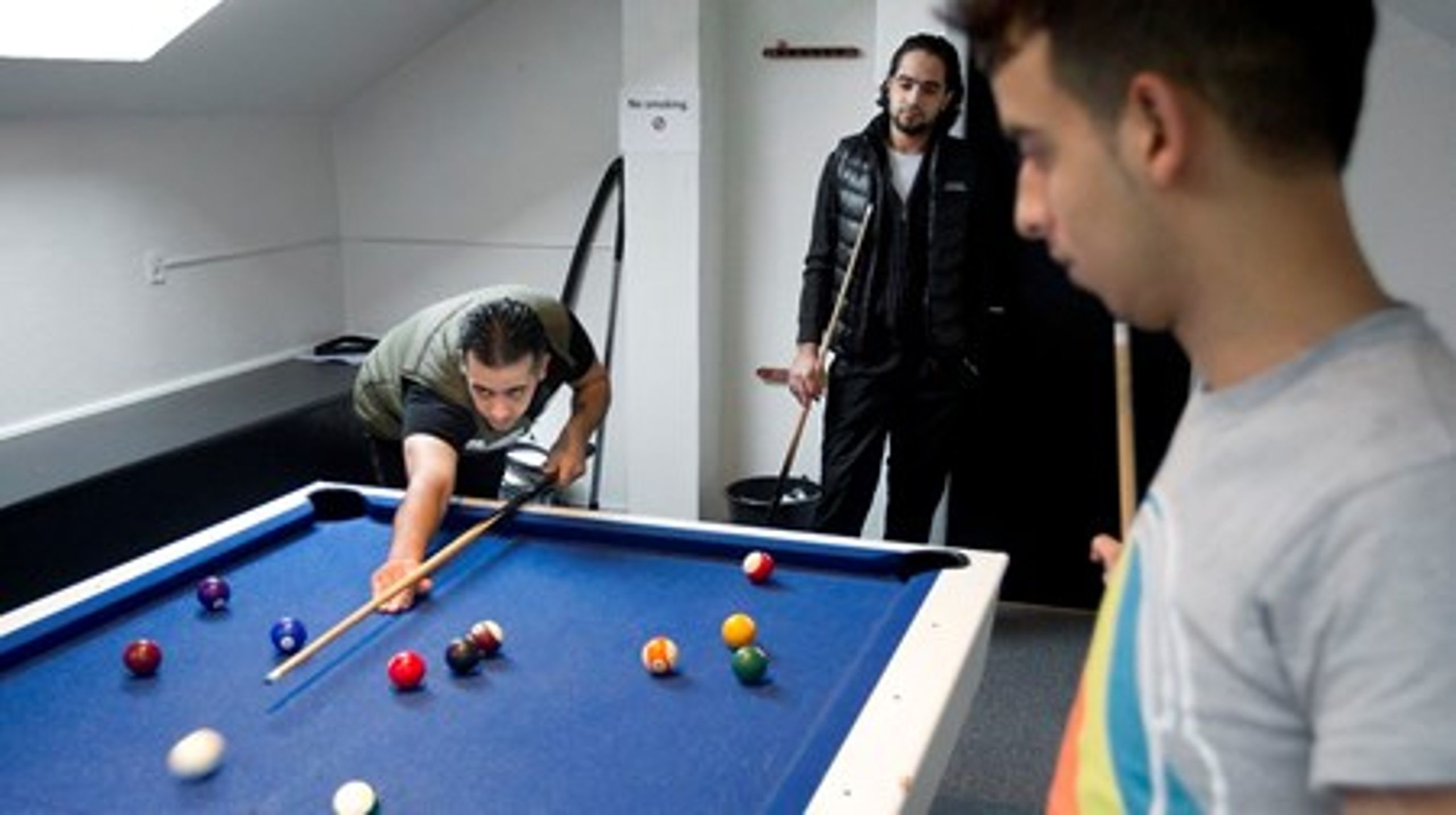 Flygtninge og asylansøgere følger i dag et tre-årigt integrationsprogram, når de ankommer til Danmark. Kun de færreste når på den tid at finde fodfæste på arbejdsmarkedet.&nbsp;Her er det asylansøgere, som slår tiden ihjel på et asylcentrer i Thyborøn.