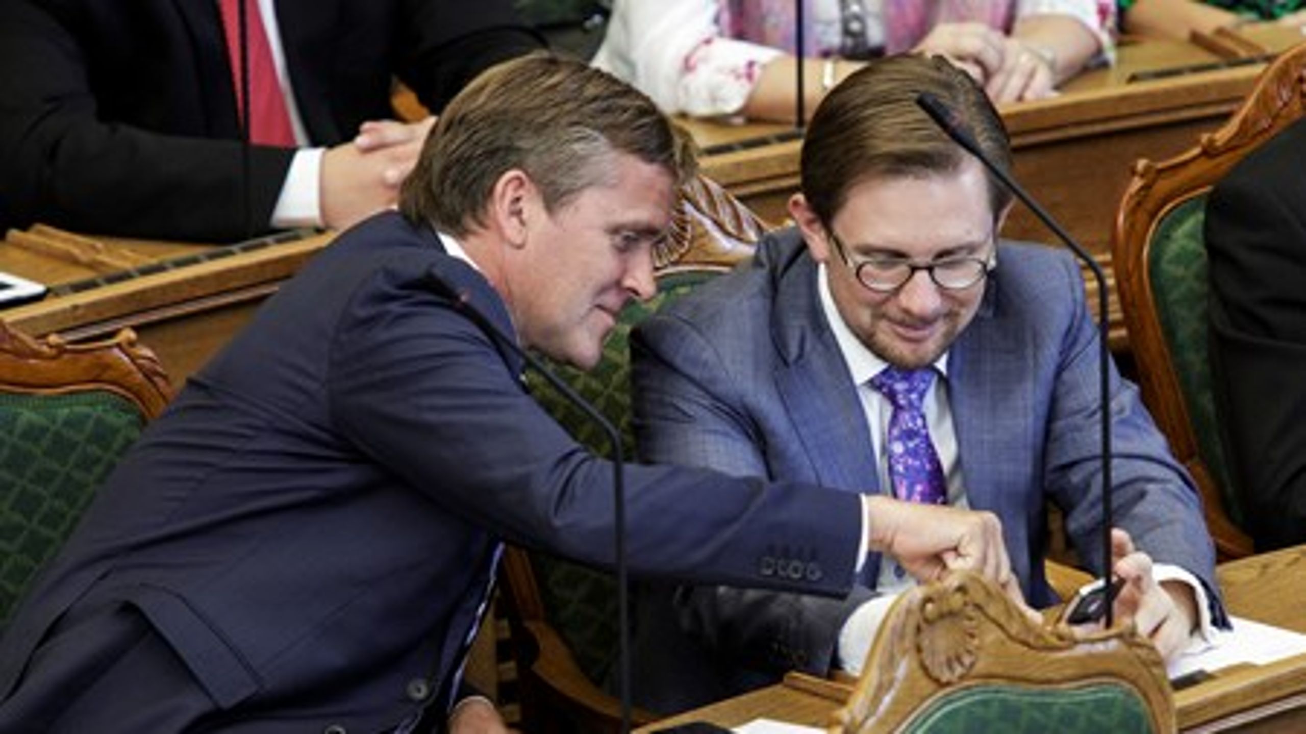 Anders Samuelsen og Simon Emil Ammitzbøll i Folketingssalen.&nbsp;<br>Liberal Alliances&nbsp;politikere er samlet set de dygtigste til sociale medier og til debatten blandt alle partier, skriver Benjamin Rud Elberth.&nbsp;