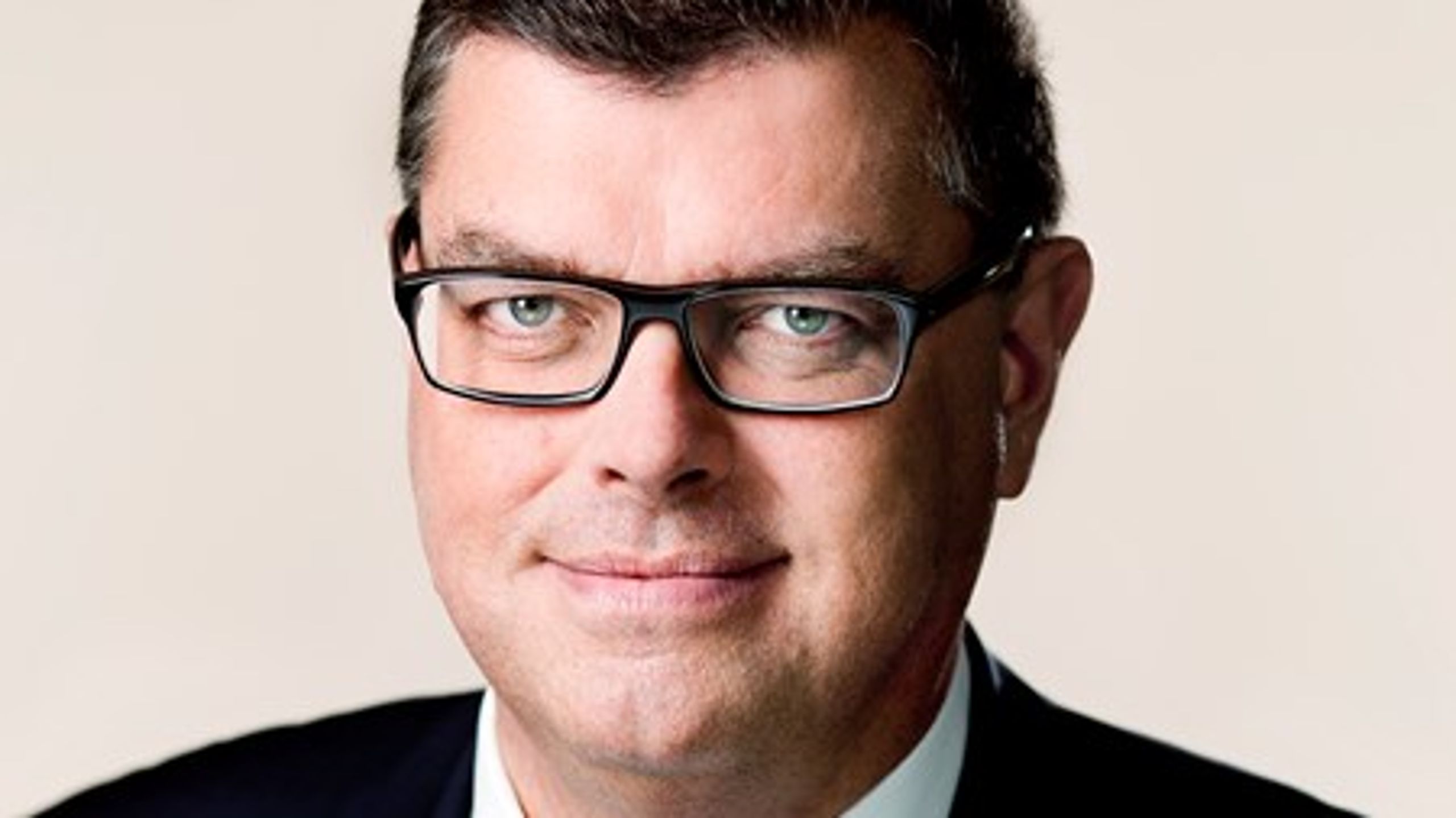 Det nytter ikke&nbsp;at reducere DR's produktion af drama, nyheder, kultur og oplysning, fordi danske dagblade har udfordringer, skriver Mogens Jensen (S).