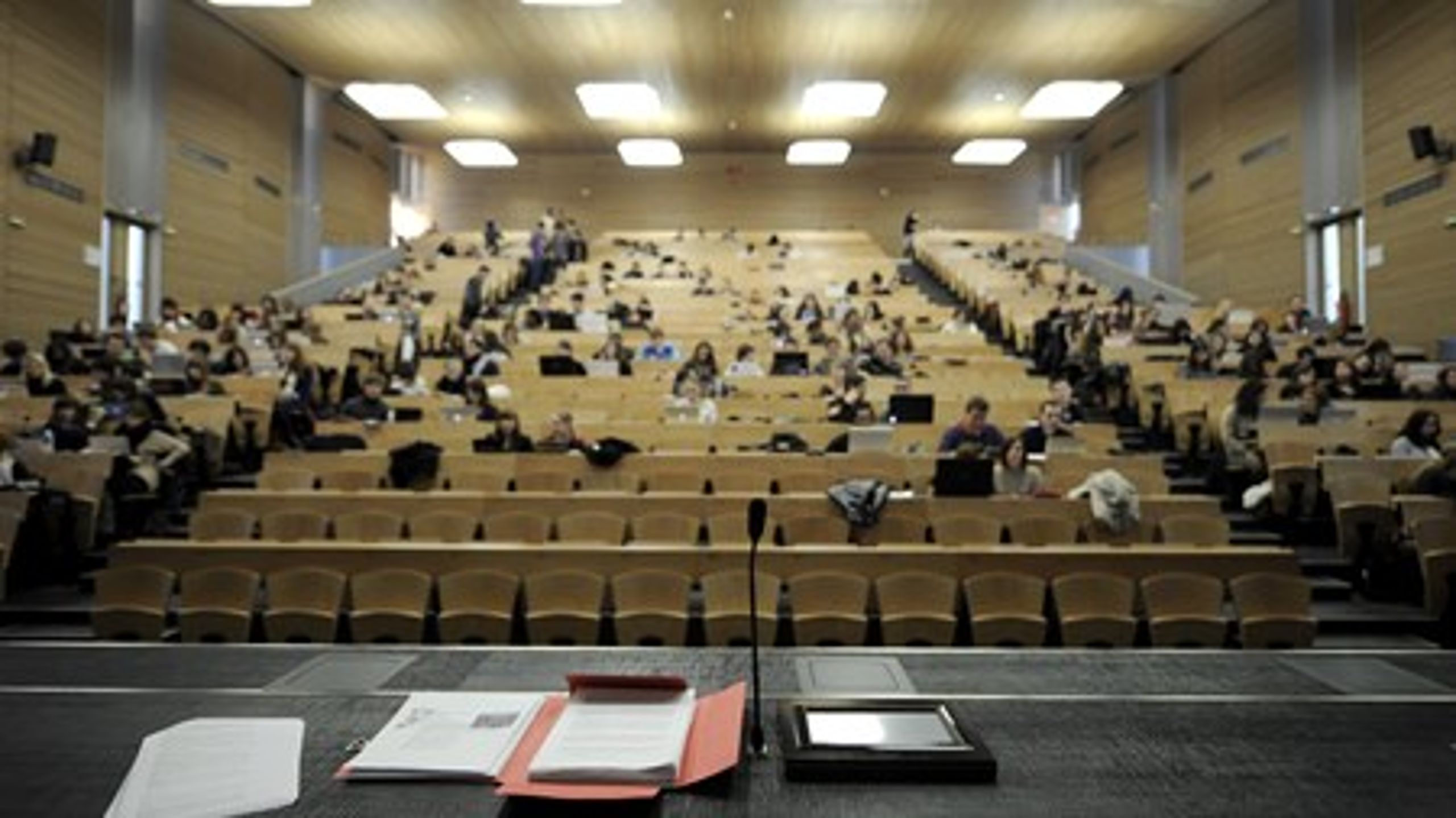 Der bliver skåret i antallet af ansatte på både universiteter og professionshøjskoler som følge af finansloven. Ingen melder dog om lige så store nedskæringer som på Københavns Universitet, der i sidste uge bebudede en stor fyringsrunde.<br>