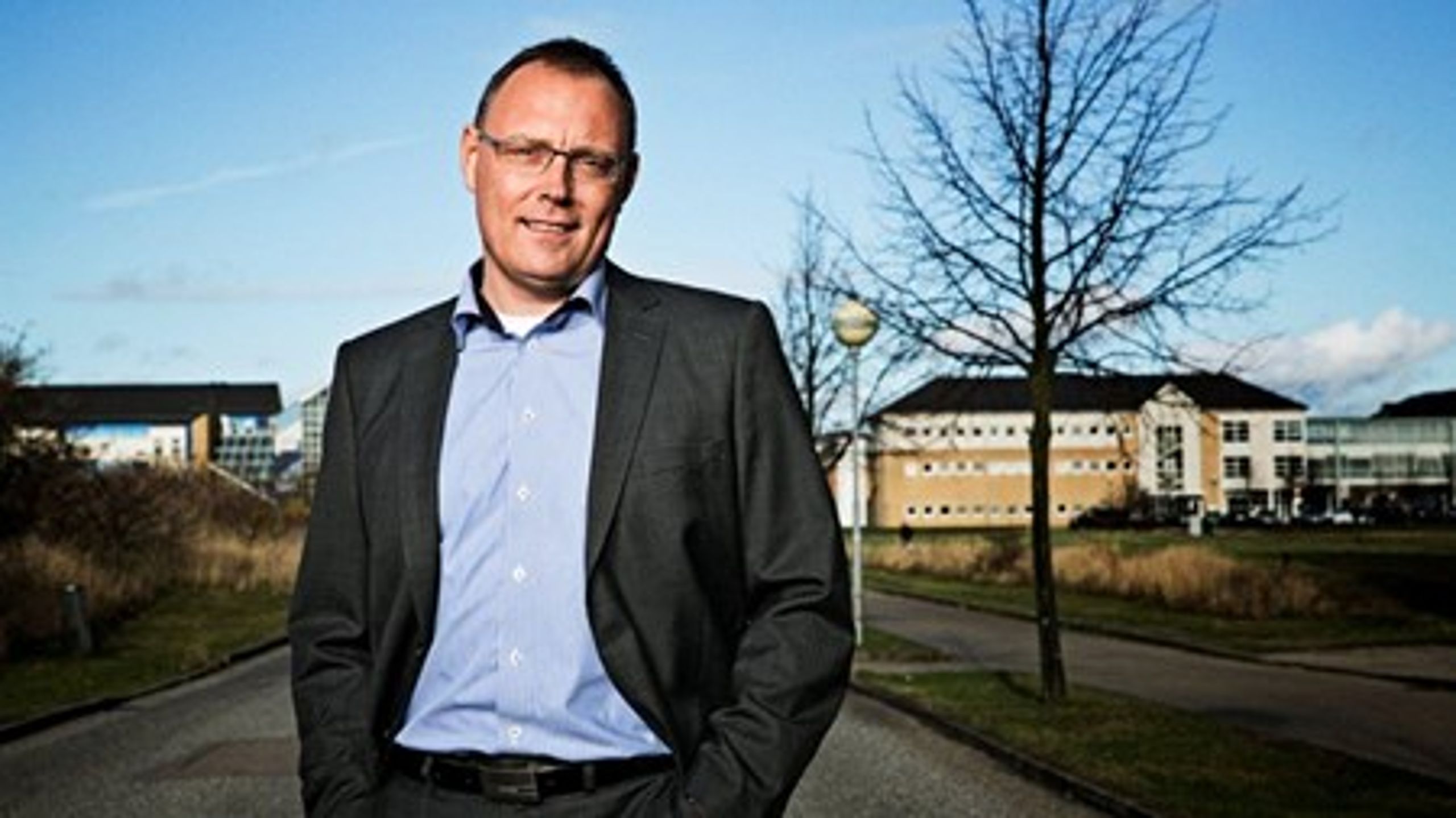 Med regeringens lovforslag om kontanthjælpsloft får 13.000 enlige forsørgere vanskeligt ved at beholde deres bolig. Det øger presset for billige boliger, som ikke er der, og vi risikerer at få flere kontanthjælpsmodtagere på sigt, skriver adm. direktør i Domea.dk,&nbsp;Thomas Holluf Nielsen.