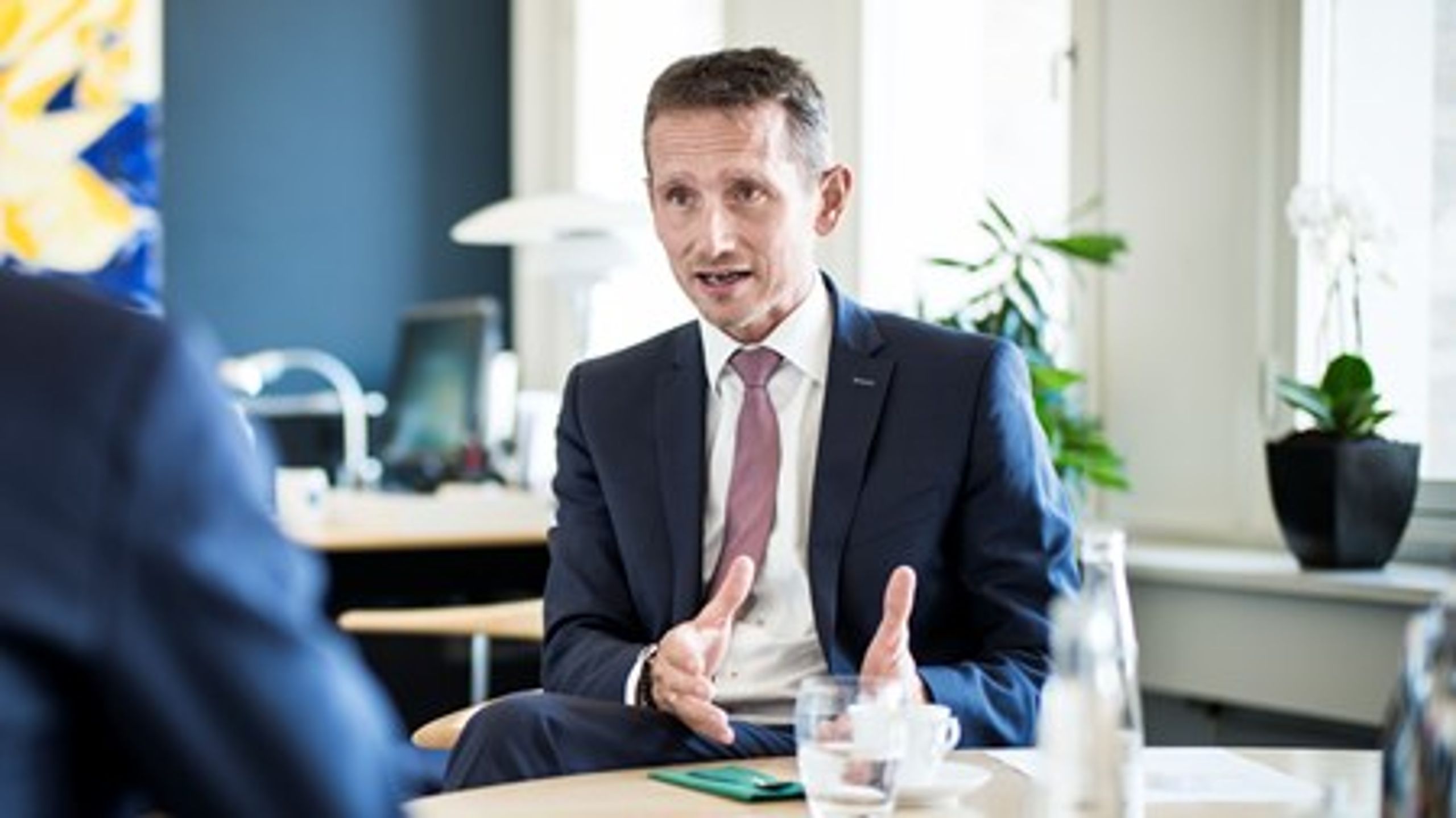 Før valget ville&nbsp;Venstre tilføre 70 millioner kroner til at styrke
Udenrigstjenesten i stedet&nbsp;har ministeriet med udenrigsminister Kristian Jensen (V)&nbsp;i spidsen&nbsp;iværksat en stor spareøvelse.