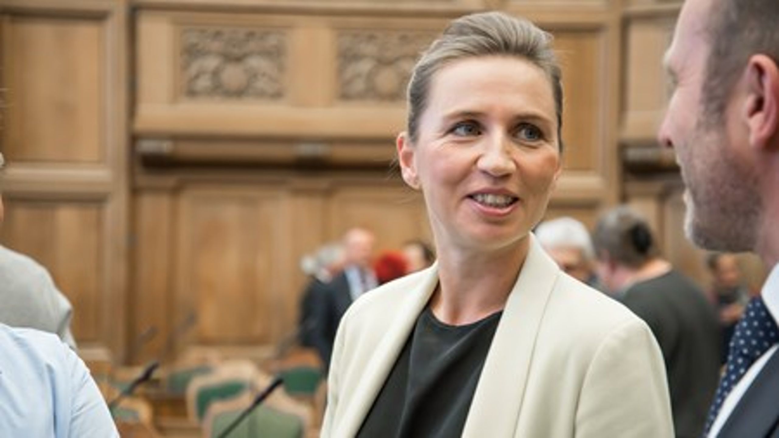 Socialdemokraternes&nbsp;formand, &nbsp;Mette Frederiksen, skal forklare partiets kursskifte omkring privathospitaler. Landets tre Socialdemokratiske regionsformand er kritiske overfor partiets holdningsændring.