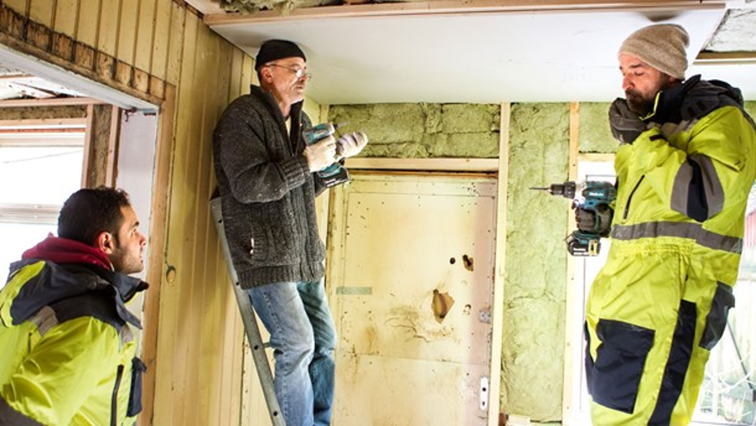 Rami Almarzouki sammen med to af sine 'kompisar' i færd med at omdanne en forfalden rønne til et hus med tre lejligheder.&nbsp;