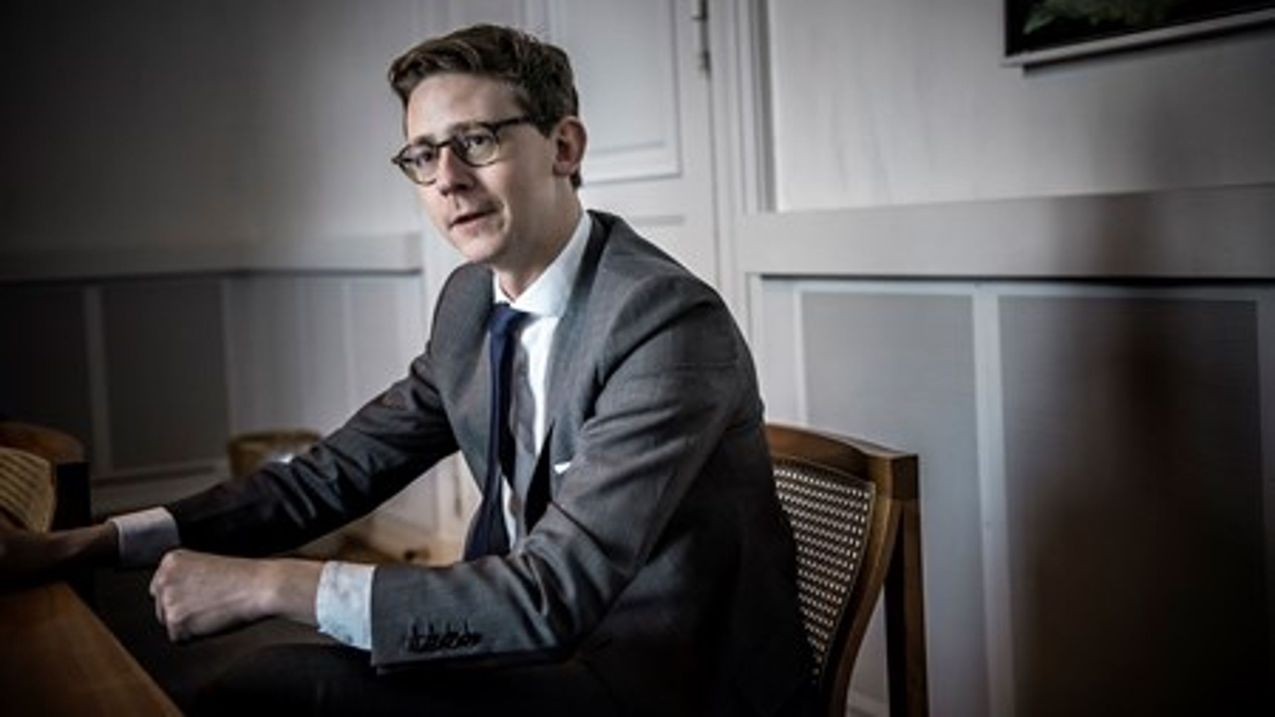 Skatteminister Karsten Lauritzen (V) bliver afhængig af oppositionen, når han søger opbakning til en ekstraregning på en halv milliard kroner til det nye ejendomsvurderingssystem. Liberal Alliance vil stemme imod. <br>