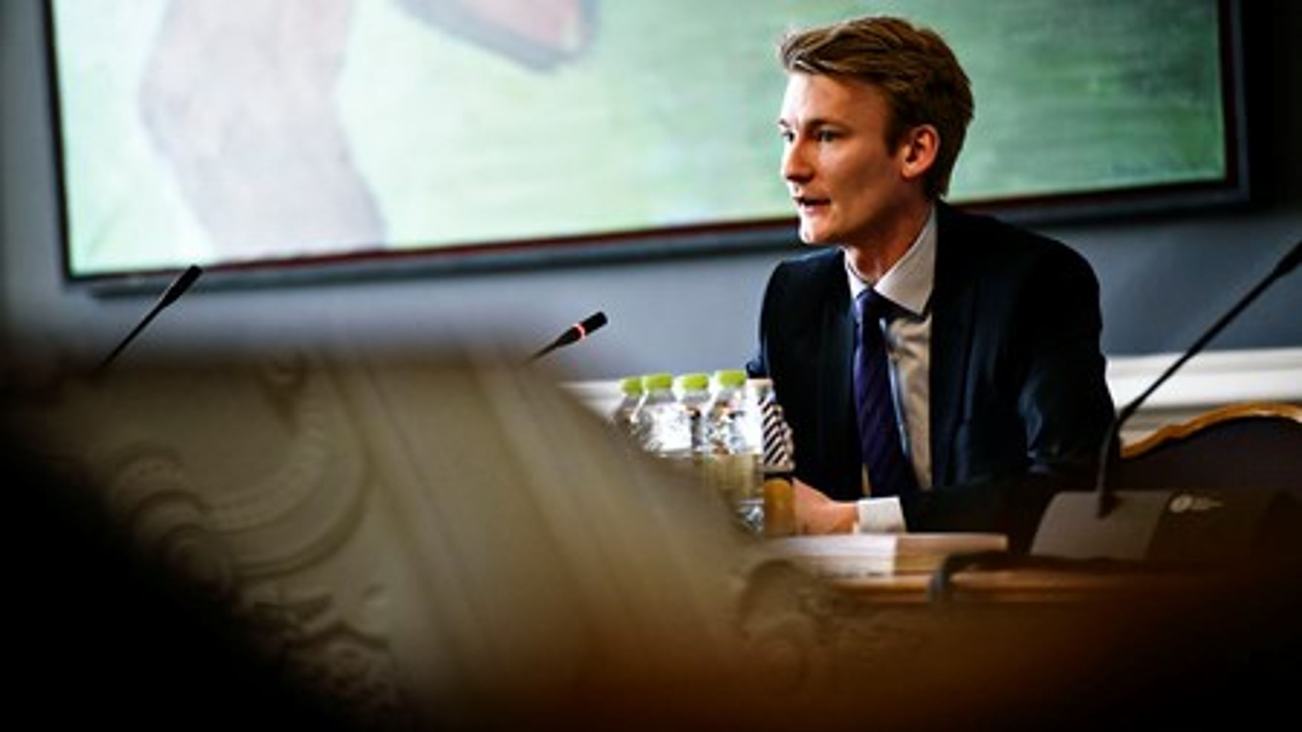 Både Dansk Folkepartis retsordfører Peter Kofod Poulsen og Socialdemokraterne vil nu have justitsminister Søren Pind (V) til et redegøre for, om der var tale om en enlig svale, da en rumænsk politiagent opererede undercover&nbsp;i Danmark uden de danske myndigheders tilladelse.