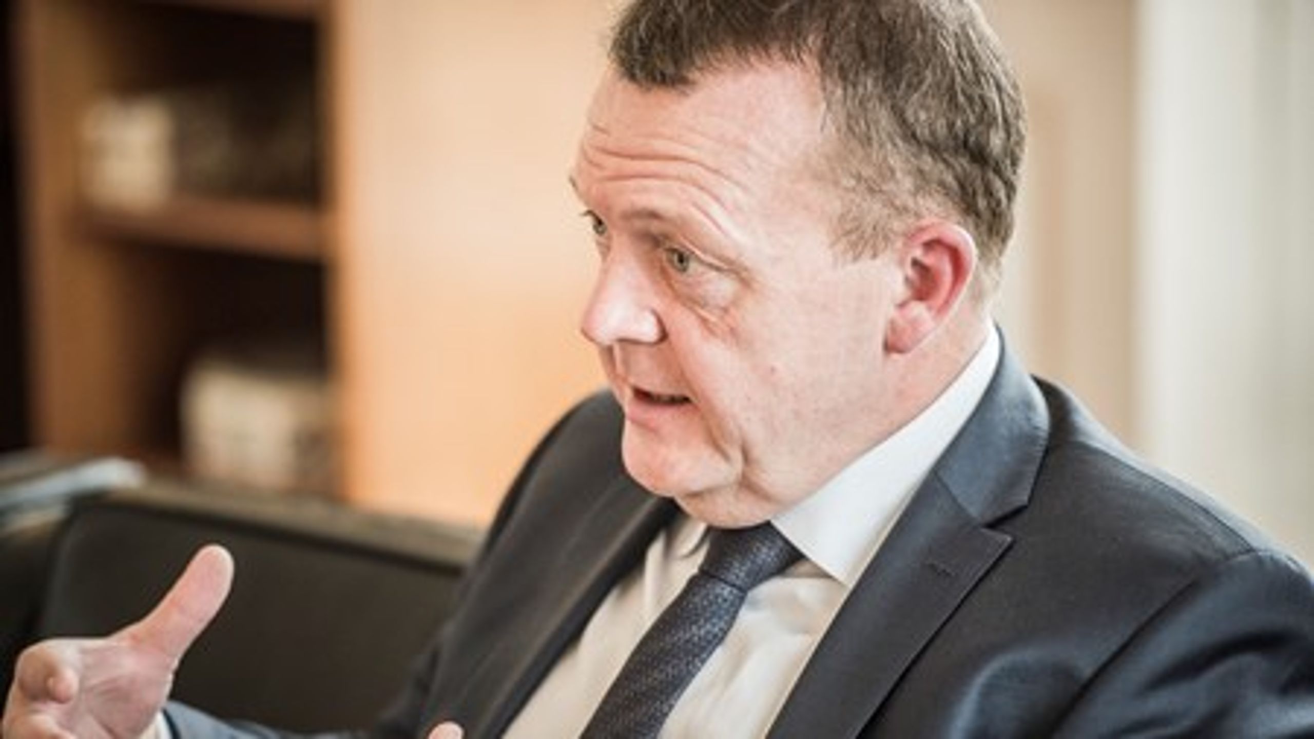 Socialdemokraterne, Dansk Folkeparti og Konservative vil have, at det er statsminister Lars Løkke Rasmussen (V), der leder antiradikaliseringsforhandlingerne i stedet for kirkeminister Bertel Haarder (V).