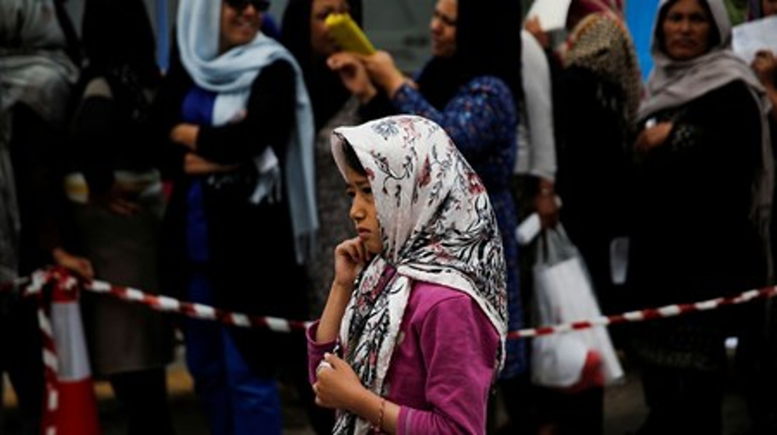 En afghansk pige venter i en flygtningelejr i Grækenland, hvor titusindvis er strandet i øjeblikket. Det er presset på lande som dette, der får EU-Kommissionen til at konkludere, at det nuværende asylsystem lægger et uretfærdigt pres på nogle lande.&nbsp;