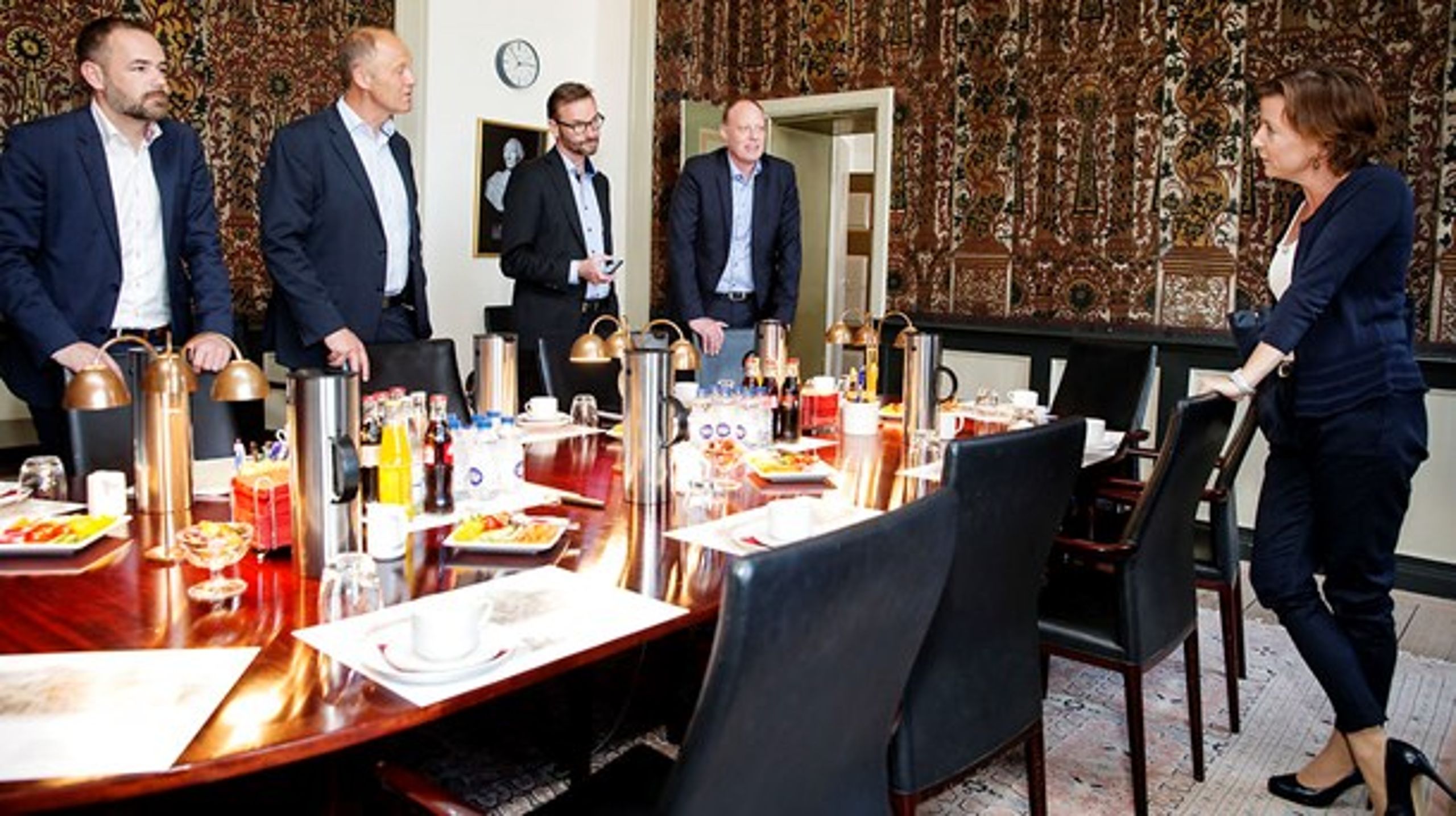 KL's forhandlere mødtes tirsdag med regeringen til sættemøde for årets økonomiforhandlinger. Omprioriteringsbidrag, anlægsinvesteringer&nbsp;og flygtninge er i fokus, men også servicelovens voksenbestemmelser.