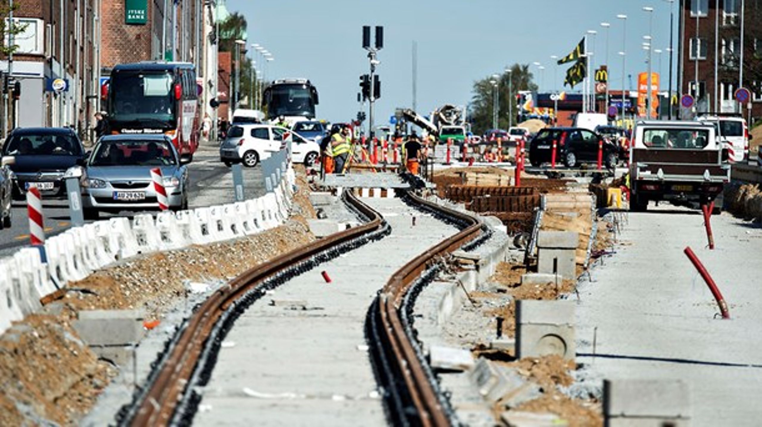 Aarhus Letbane, der er blevet langt dyrere end forventet,&nbsp;skræmmer, og derfor tager staten nu mere styring med letbanen i Hovedstaden.&nbsp;