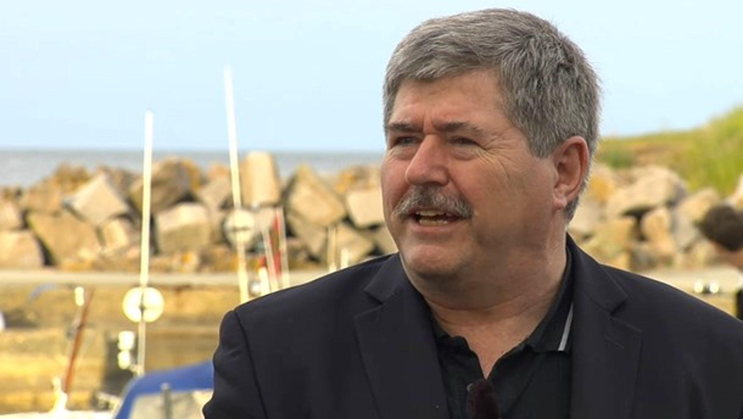 Enhedslisten forsøger ikke at løsrive sig fra&nbsp;Folkebevægelsen mod EU, skriver partiets EU-ordfører, Søren Søndergaard.&nbsp;