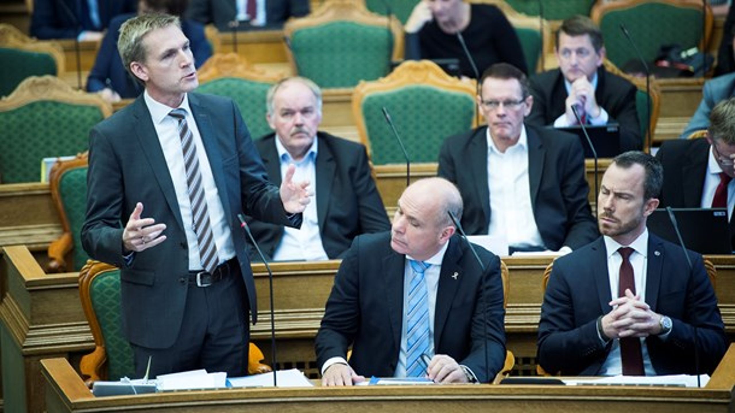 Årsagerne til Dansk Folkepartis&nbsp;ubetingede succes er i følge Jarl Cordua&nbsp;mindst tre. En fremragende ledelse. Udlændingepolitikkens stigende aktualitet. Et langvarigt næsten monopol på EU-modstanden til højre for Enhedslisten.