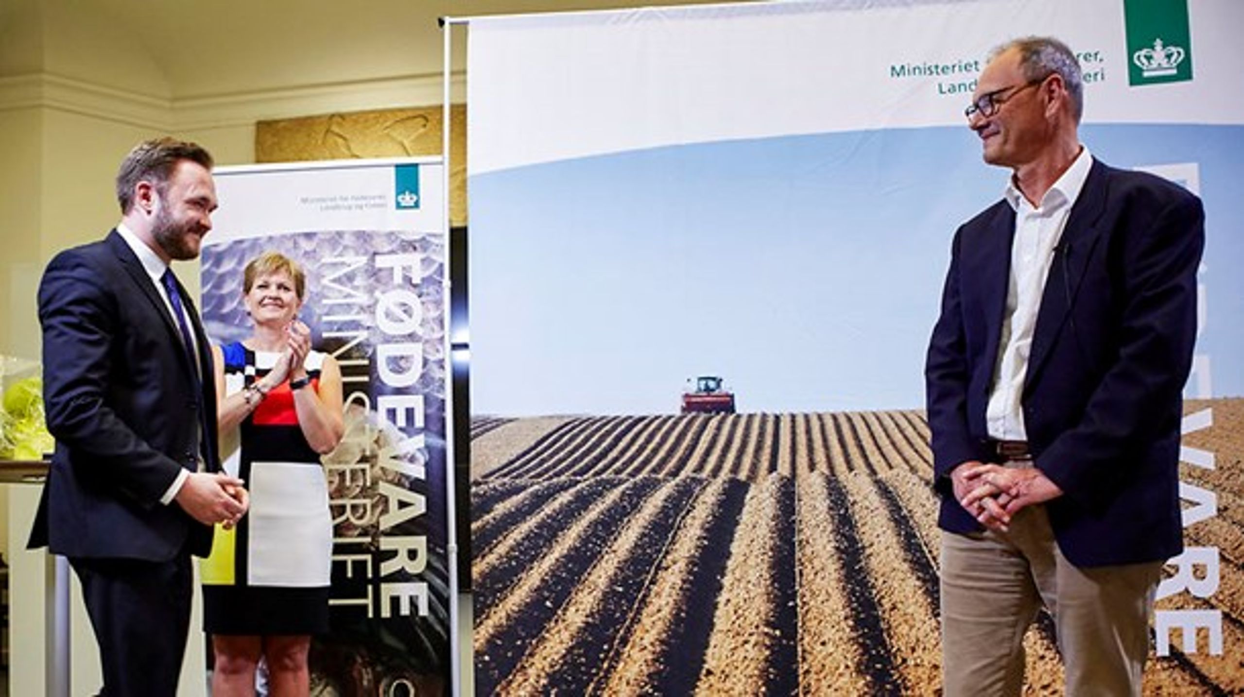 Ib Byrge Sørensen stoppede i sommer som departementschef i Fødevareministeriet. Her siger han farvel til afgående fødevareminister Dan Jørgensen (S).&nbsp;