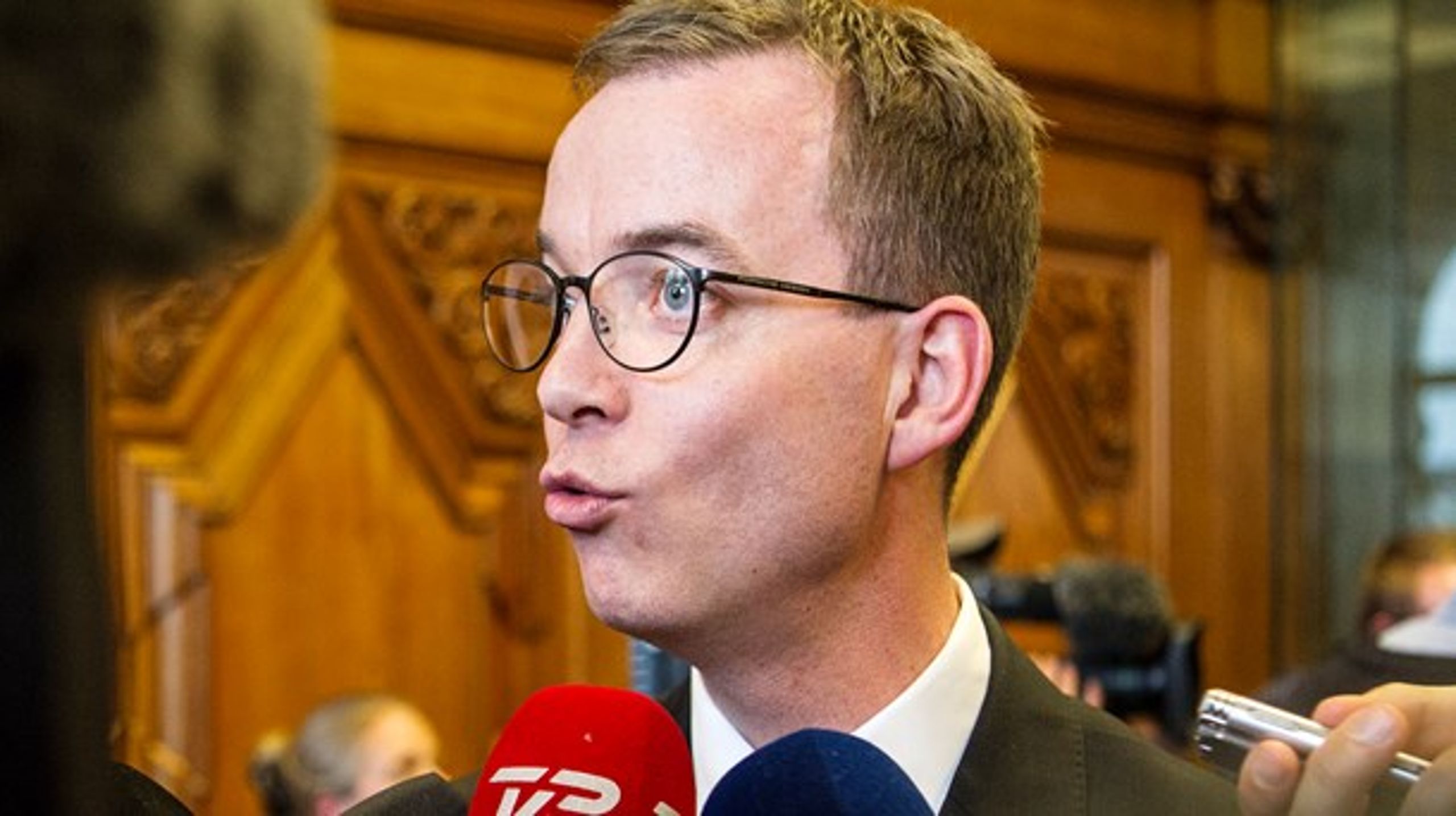 Miljø- og fødevareminister Esben Lunde Larsen (V) er ikke tilhænger af at stramme regler yderligere for, hvornår man kan få frakendt retten til at holde dyr. Men han må bøje&nbsp;sig for et flertal udenom regeringen.