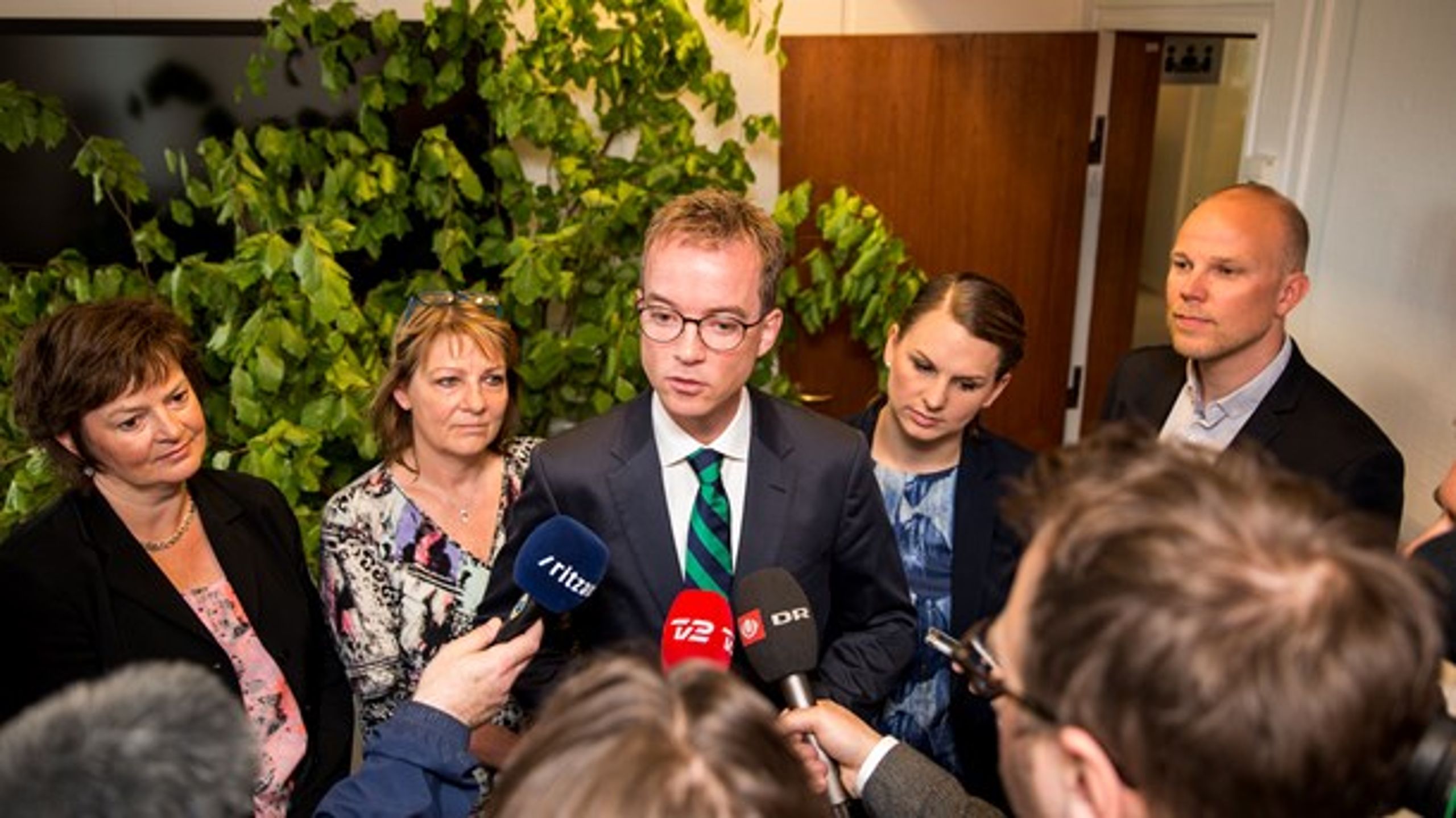 Miljø- og fødevareminister Esben Lunde Larsen (V)&nbsp;præsenterede sammen med de blå natur- og miljøordførere regeringens naturpakke fredag morgen.