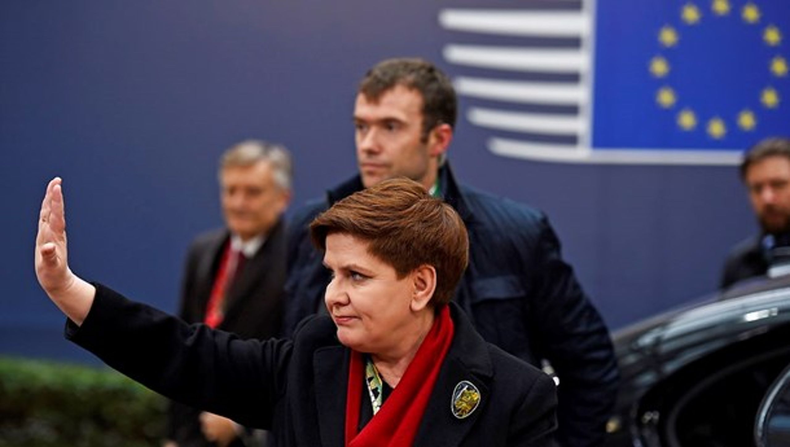 Mandag forventes EU-Kommissionen at komme med en hvas kritik af retstilstanden i Polen som led i et nyt demokrativærktøj, der skal holde EU-landene på dydens smalle sti i forhold til gældende retsprincipper.&nbsp;Polens premierminister, Beata Szydlo, har dog på forhånd afvist at lade sig diktere fra Bruxelles.