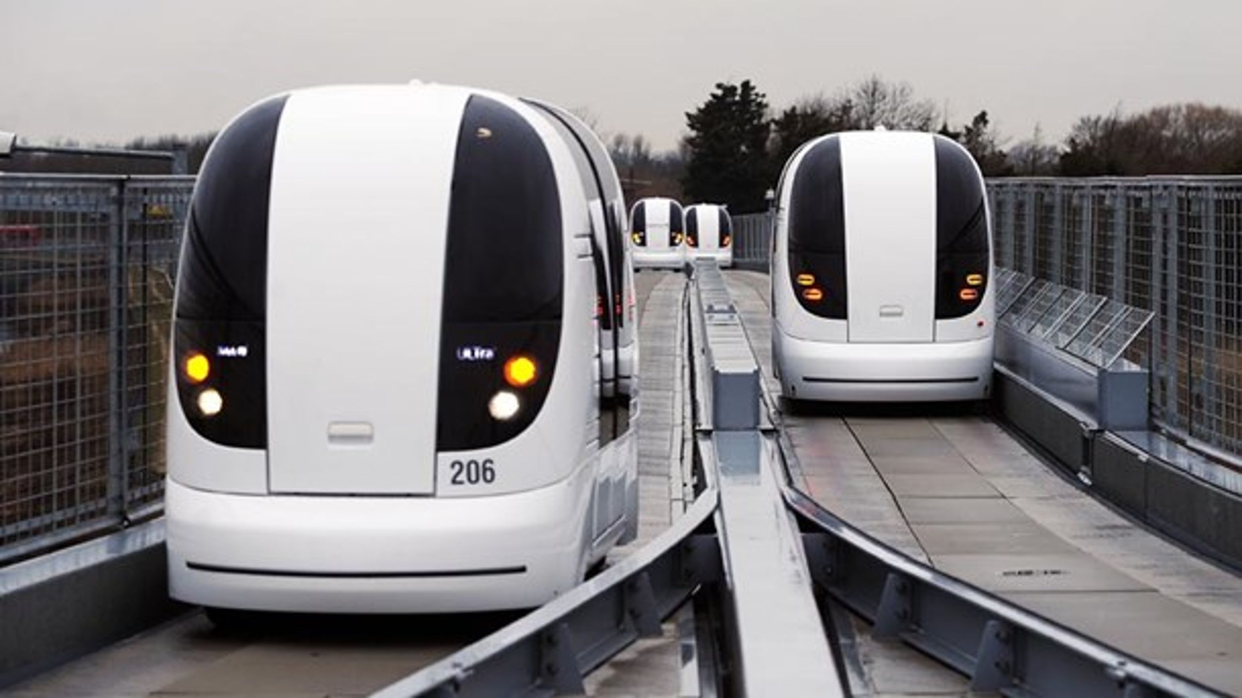 I Heathrow lufthavn kan businesspassagerer i dag&nbsp;blive fragtet i selvkørende pods fra terminalerne.&nbsp;&nbsp;